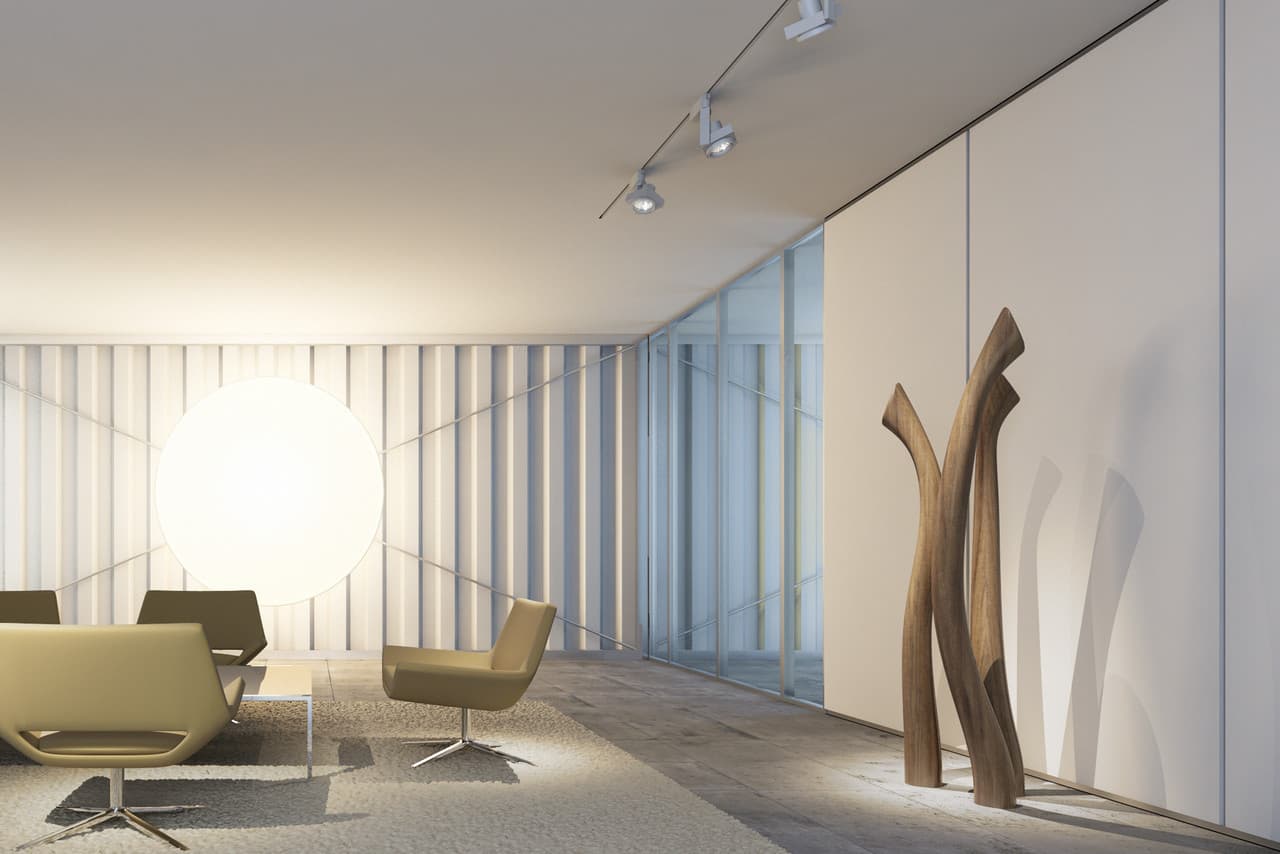 ERCO Lichtdesign: Diffuses Licht erzeugt eine weiche Atmosphäre in einem modernen Foyer.
