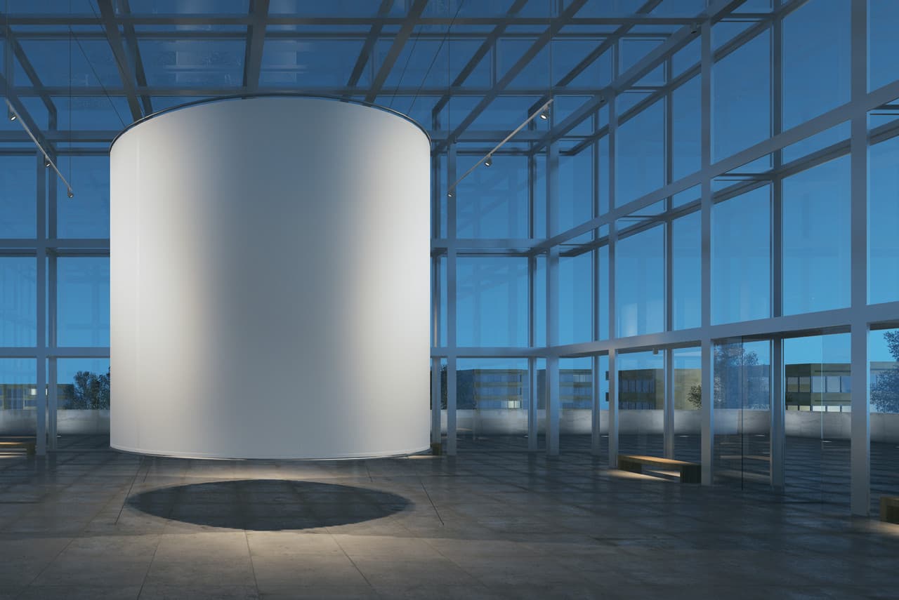 Runder Ausstellungskörper mit gleichmäßiger Ausleuchtung in modernem Raum.