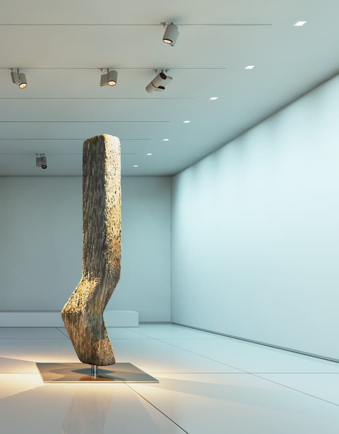 Beleuchtete Holzskulptur in einem Ausstellungsraum, akzentuiert durch gerichtetes Licht von ERCO Strahlern.