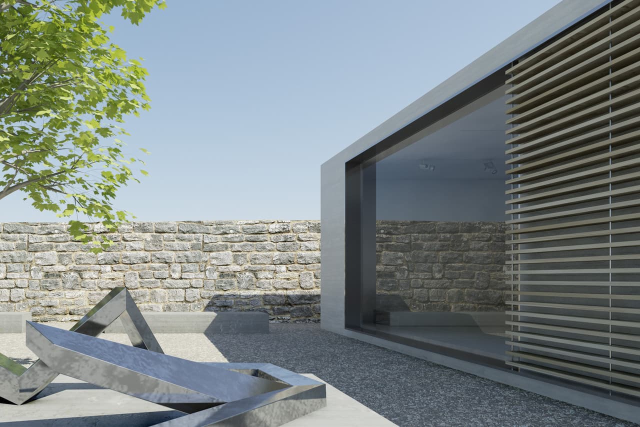 Moderne Architektur mit ERCO Beleuchtung: Kunstobjekt im Außenbereich mit Steinmauer und Gebäude.