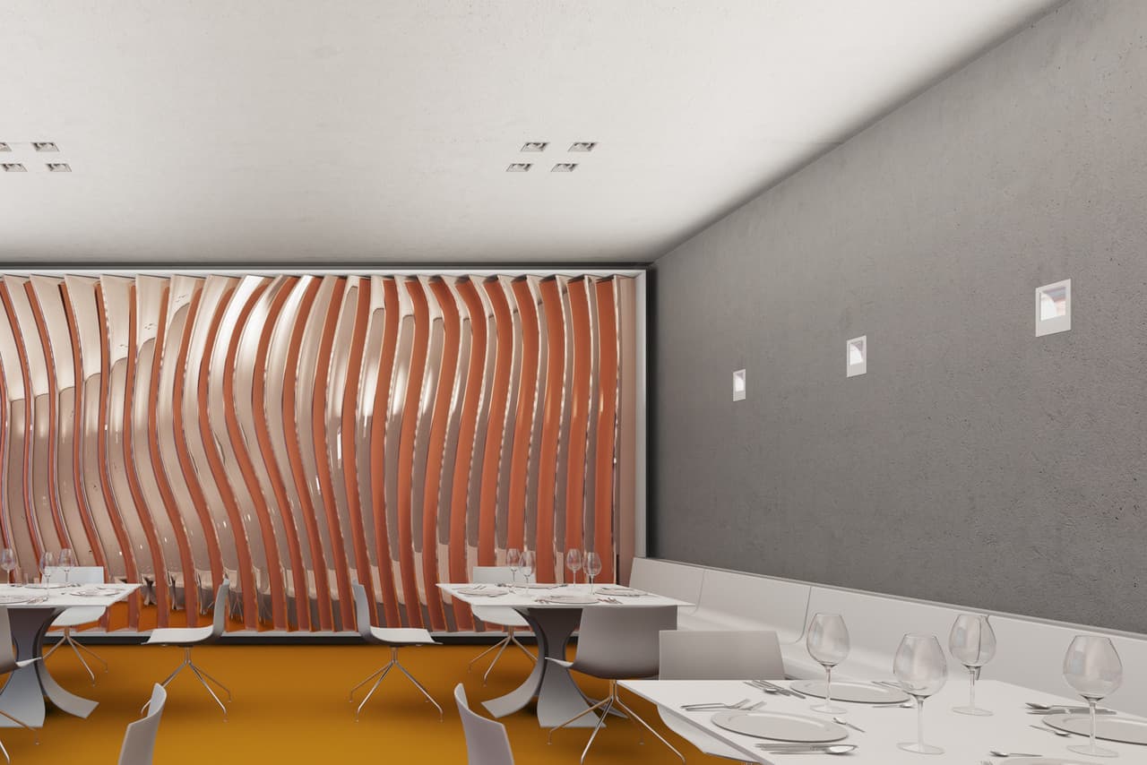 Restaurant-Innenraum mit ERCO-Beleuchtung, die Brillanz und Atmosphäre erzeugt.