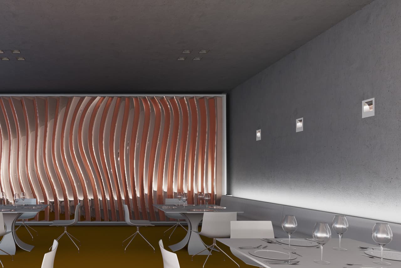 Restaurant-Innenraum mit ERCO Beleuchtung, die Brillanz und Atmosphäre erzeugt.
