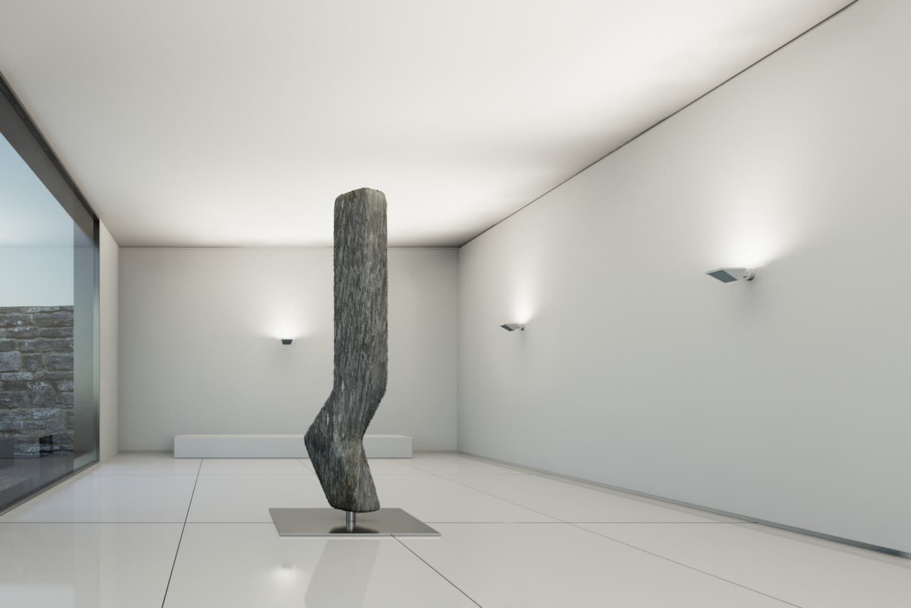 Skulptur beleuchtet mit ERCO Wandleuchten, die gerichtetes Licht für eine stimmungsvolle Atmosphäre erzeugen.