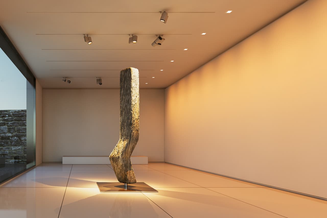 Beleuchtete Skulptur in einem Ausstellungsraum, akzentuiert durch ERCO Strahler für eine stimmungsvolle Atmosphäre.