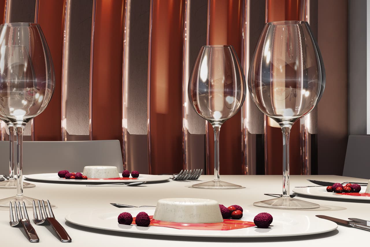 Elegante Tischdekoration mit Gläsern und Dessert, betont Brillanz durch Lichtreflexion.
