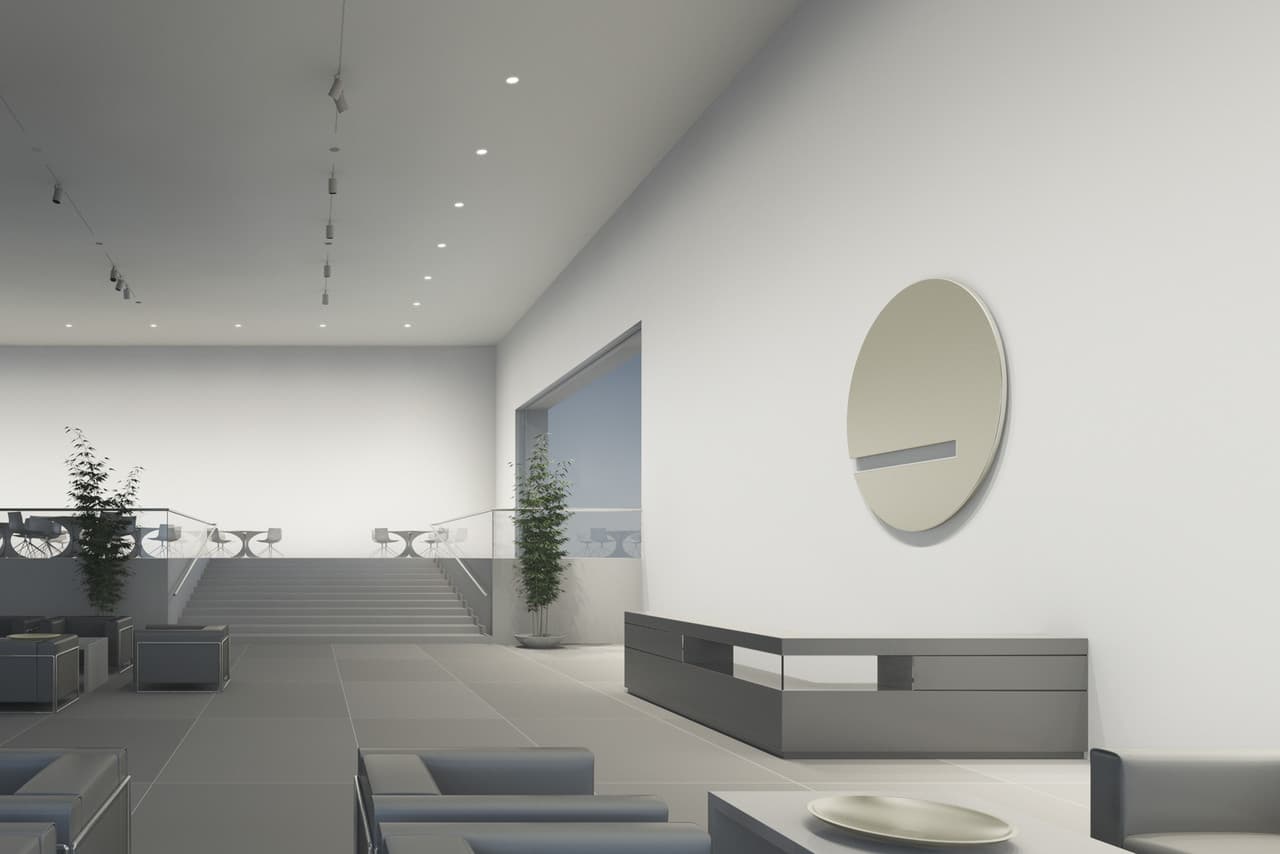 ERCO Lichtdesign: Vertikale Wandflutung und horizontale Beleuchtung für ausgewogene Raumwirkung.