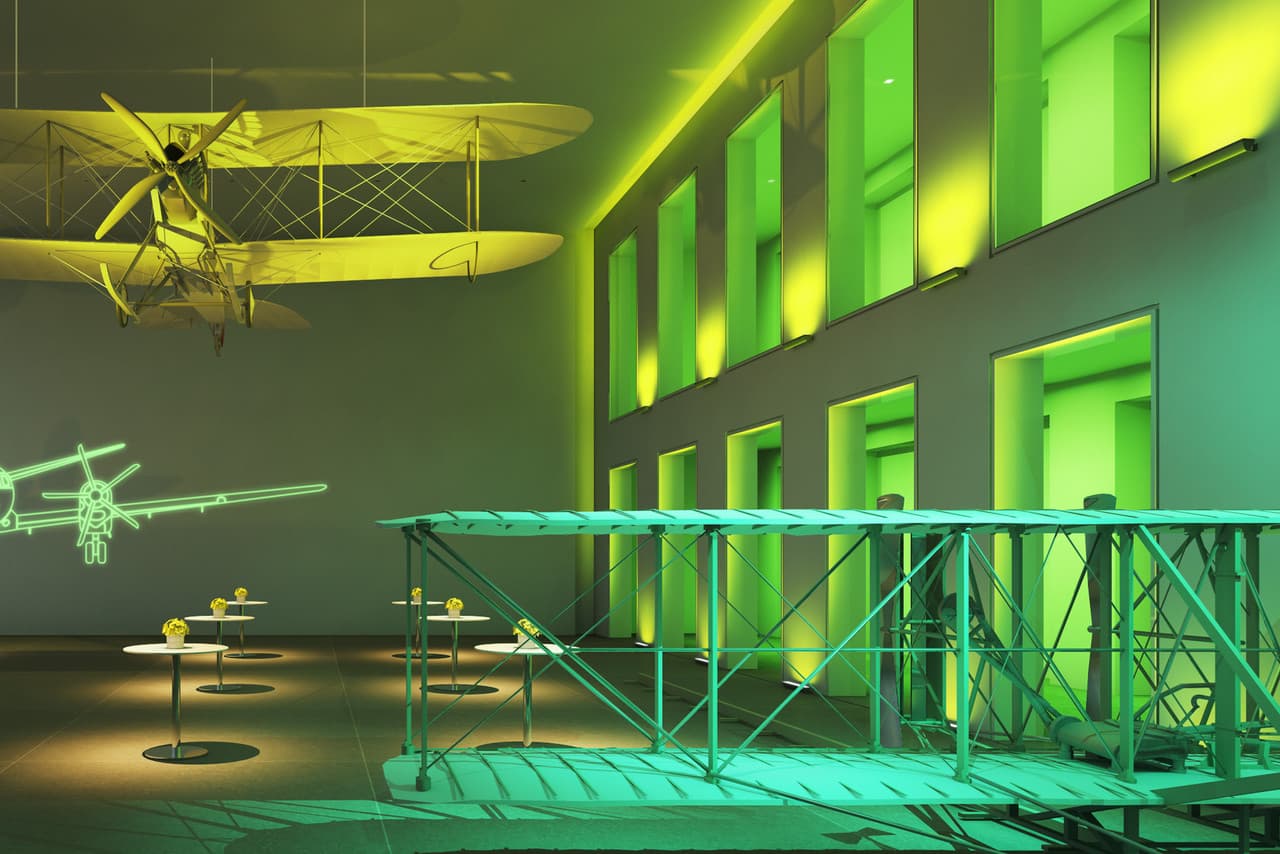 ERCO Lichtdesign mit farbiger Beleuchtung und Flugzeugmodellen für atmosphärische Raumgestaltung.