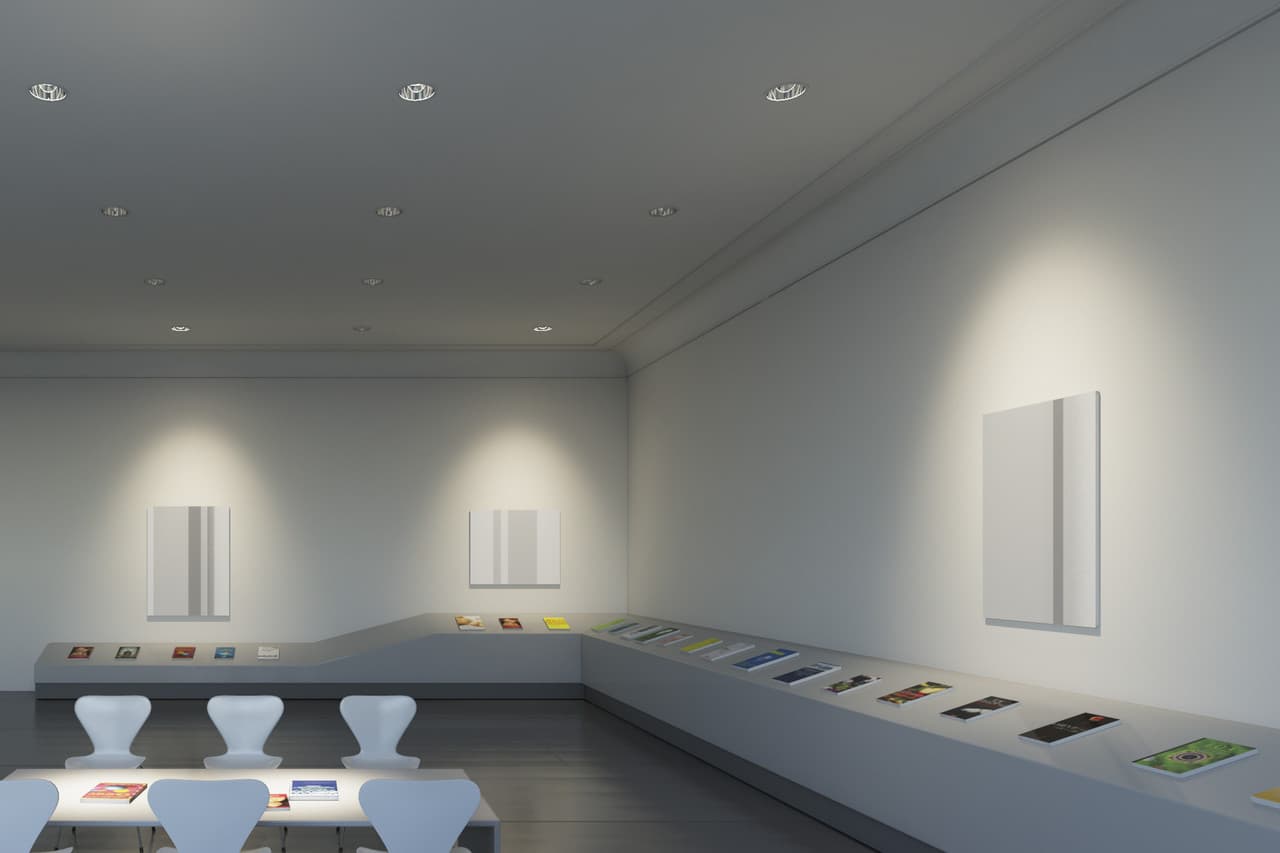 ERCO Lichtplanung: Neutrale Raumbeleuchtung mit Deckenleuchten für eine ruhige Atmosphäre in einem Ausstellungsraum.