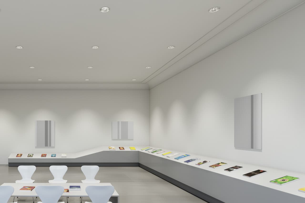 ERCO Deckeneinbauleuchten in einem hellen Ausstellungsraum für neutrale Beleuchtung.