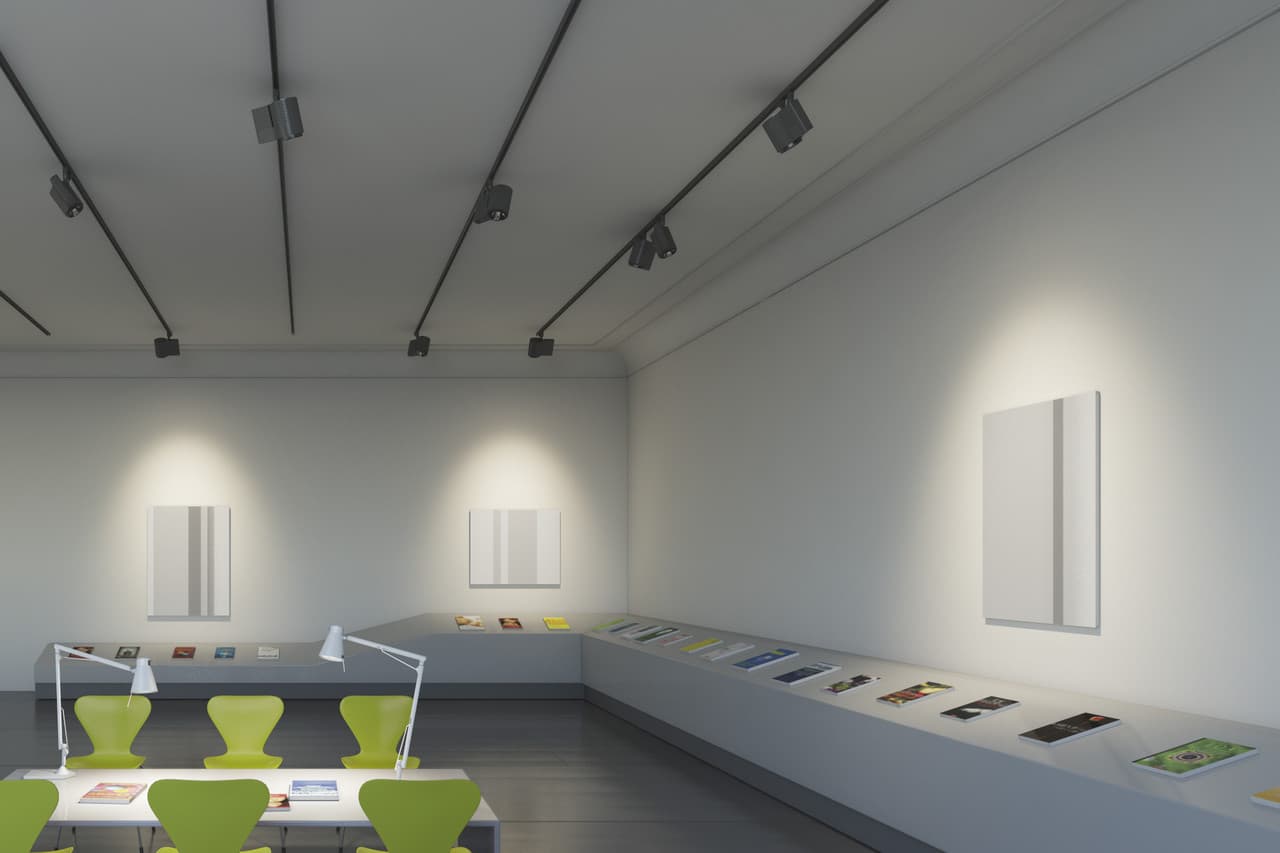 ERCO Lichtplanung: Akzentbeleuchtung in einem Ausstellungsraum mit neutraler Atmosphäre.