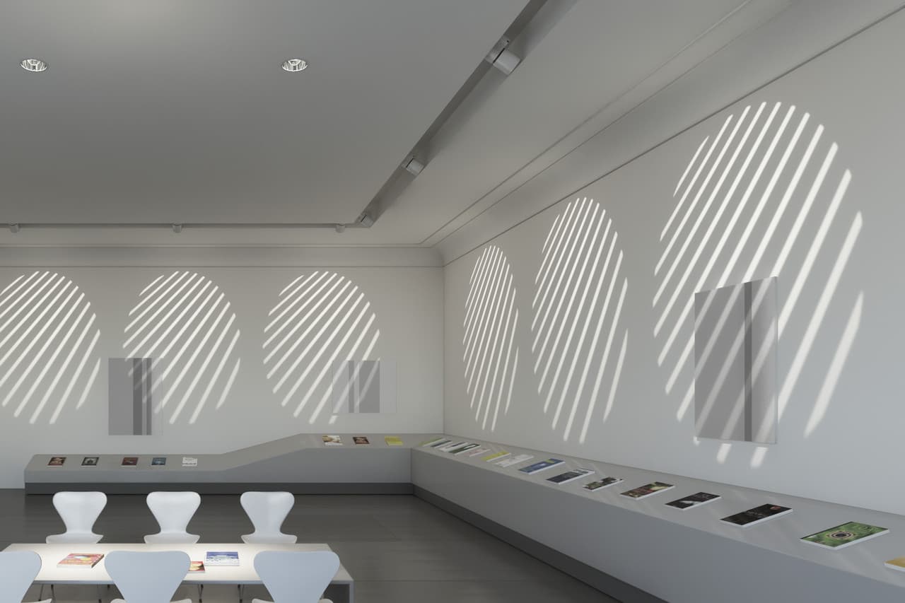 ERCO Lichtdesign: Ausstellungsraum mit linearen Lichteffekten an den Wänden, erzeugt durch präzise Lichtlenkung.