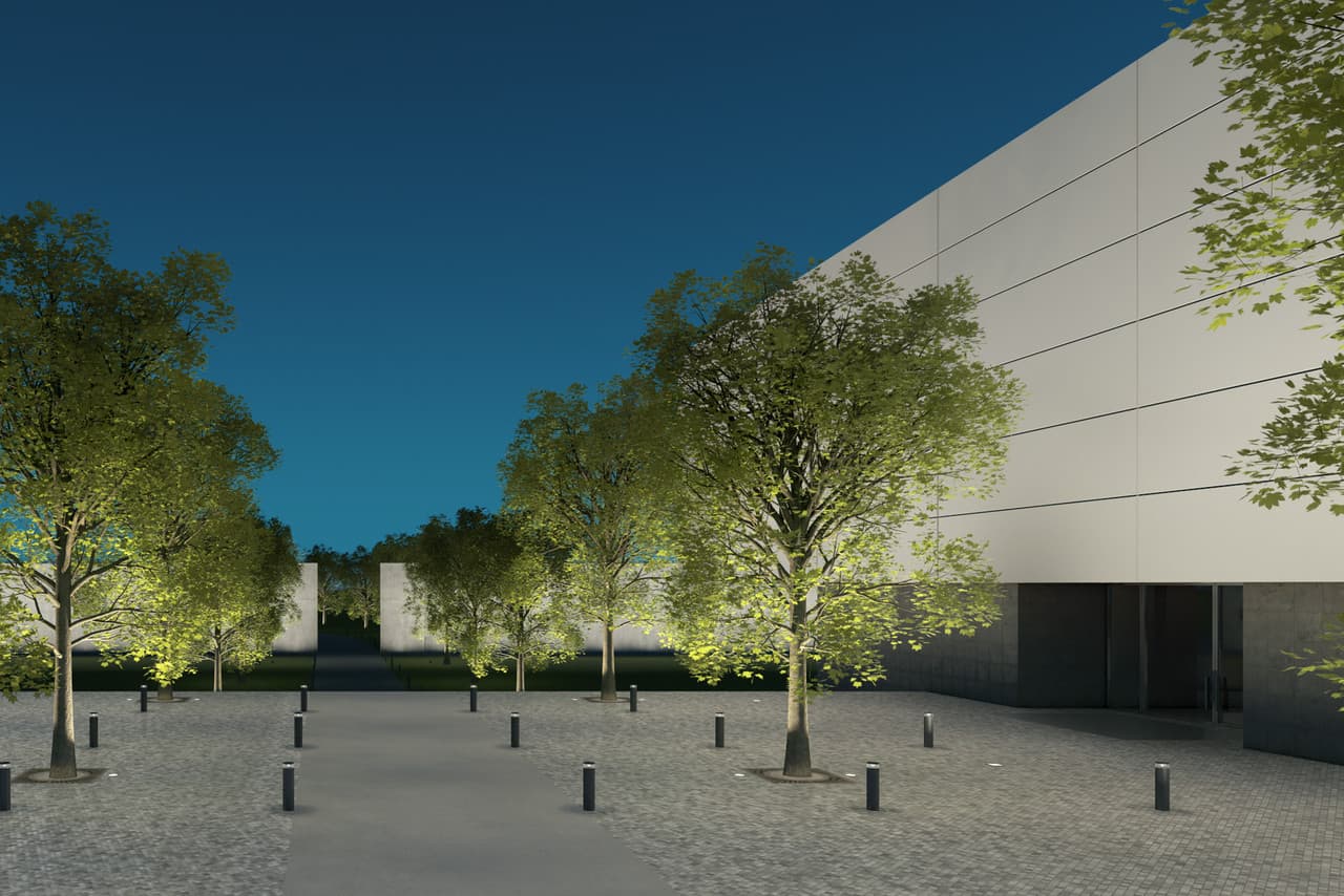ERCO Außenbeleuchtung: Bäume und Fassade mit Wallwashern und Bollard Leuchten für breite Raumwirkung.