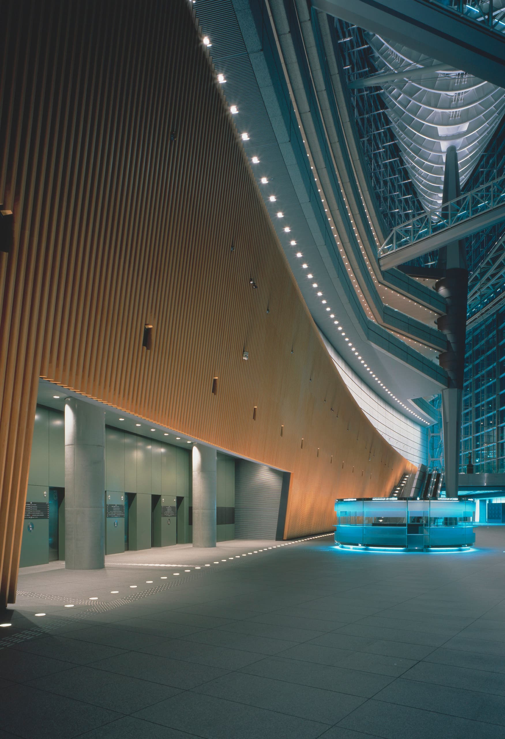 Innenansicht des Tokyo International Forum mit ERCO Lichtlösungen, die die architektonischen Linien betonen.