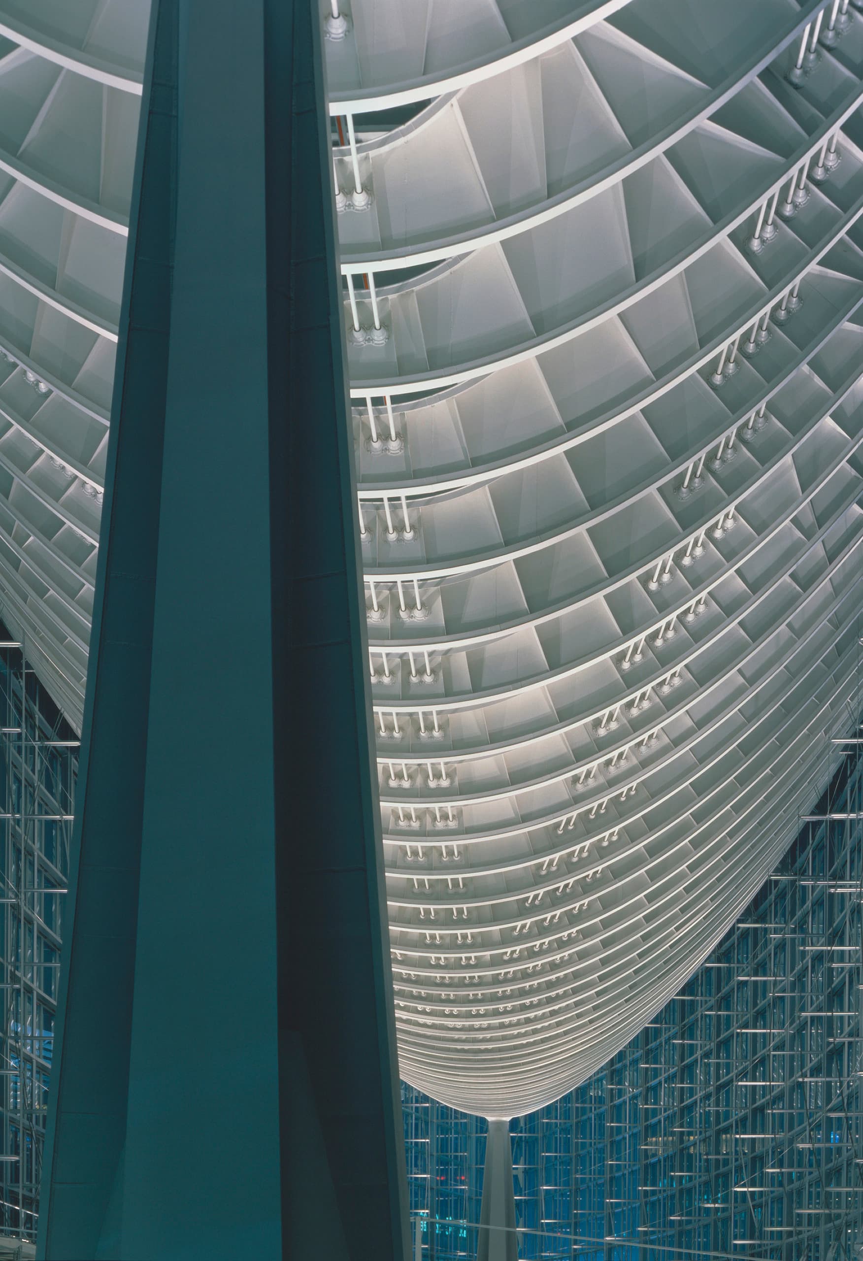 Beleuchtete Stahlkonstruktion im Tokyo International Forum, ein Wahrzeichen mit ERCO Licht.