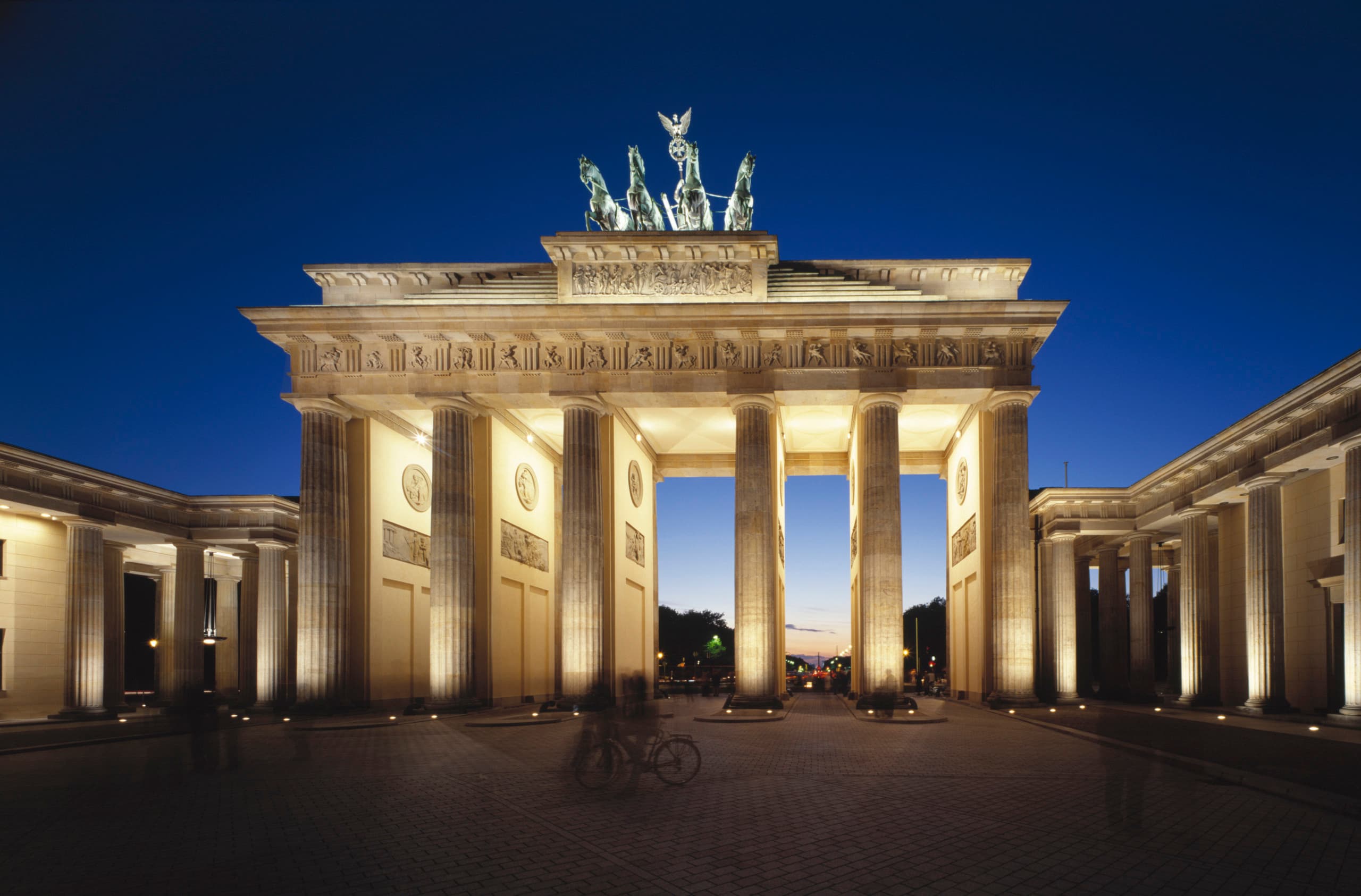 Beleuchtetes Brandenburger Tor in Berlin mit ERCO Außenleuchten.