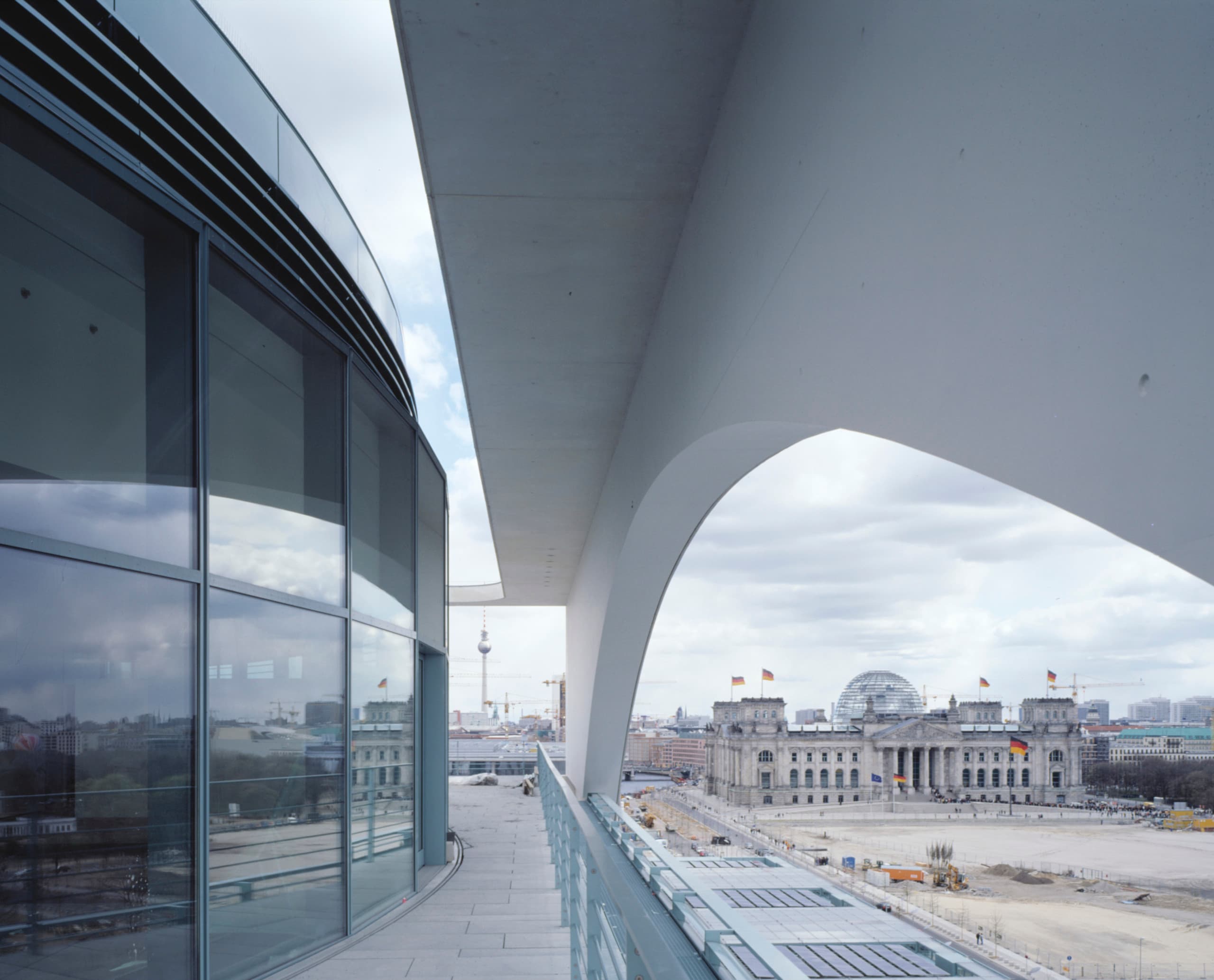 Blick aus dem Bundeskanzleramt auf den Reichstag in Berlin, moderne Architektur.