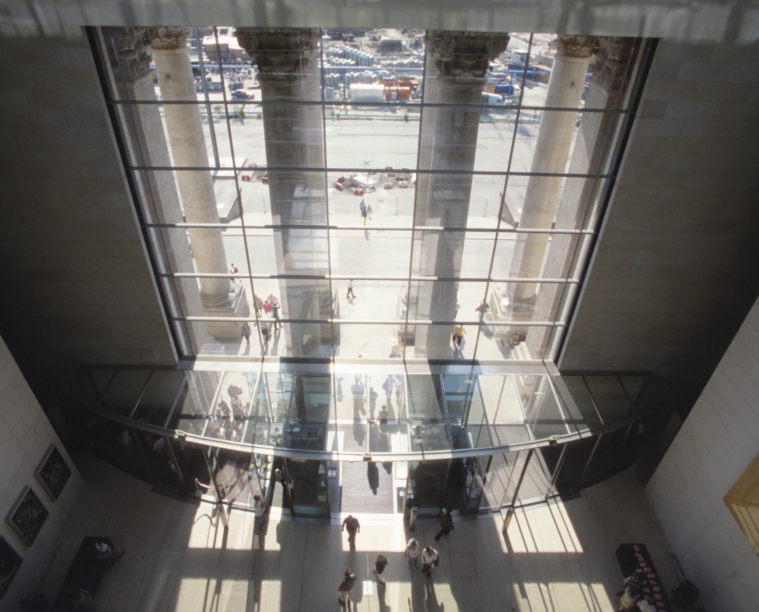 Blick von oben in den Reichstag, Berlin, mit Kuppel und Besuchern, beleuchtet mit ERCO Licht.