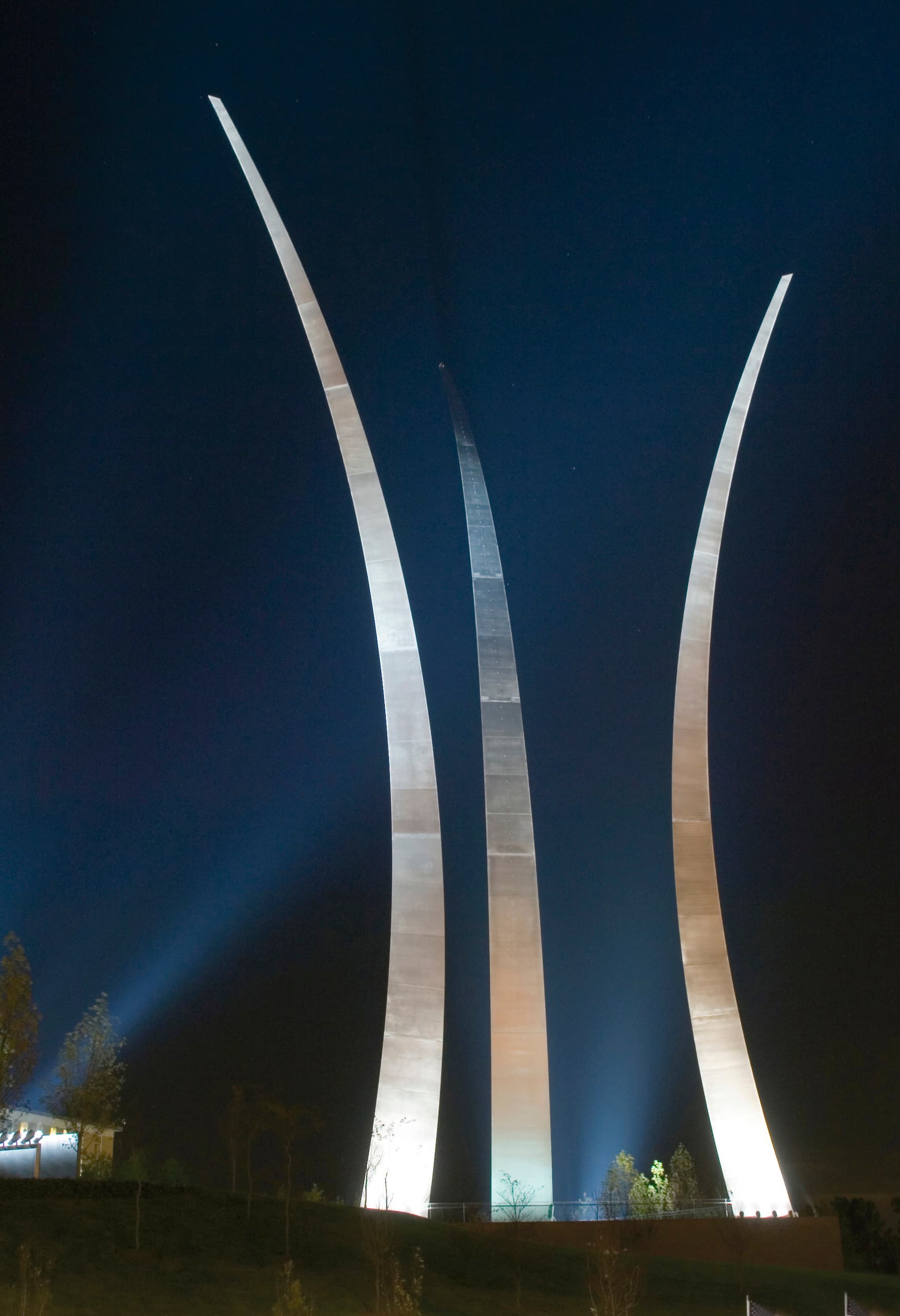 US Air Force Memorial in Arlington, beleuchtet mit Beamern, die die schlanken Edelstahlspitzen hervorheben.