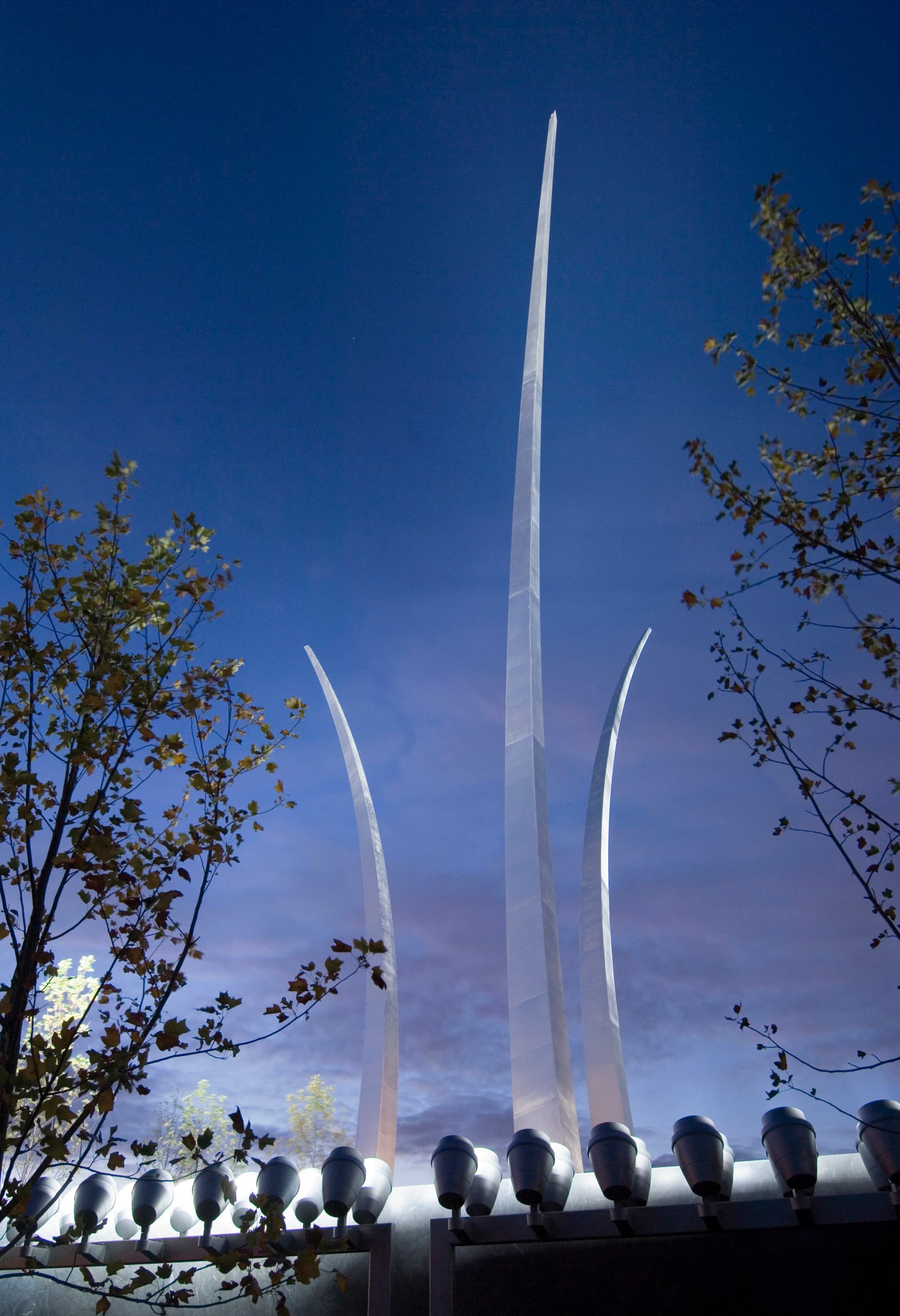 US Air Force Memorial in Arlington, beleuchtet mit Beamern für eine weitreichende Sichtbarkeit.