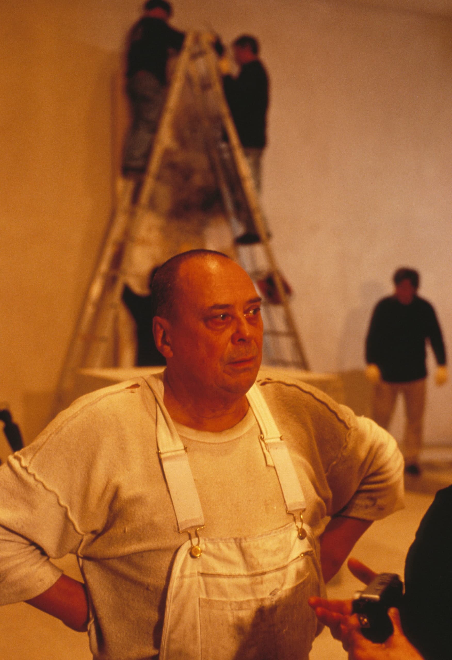 Günther Uecker im Reichstagsgebäude, Berlin, während der Installation seiner Kunstwerke mit ERCO Beleuchtung.