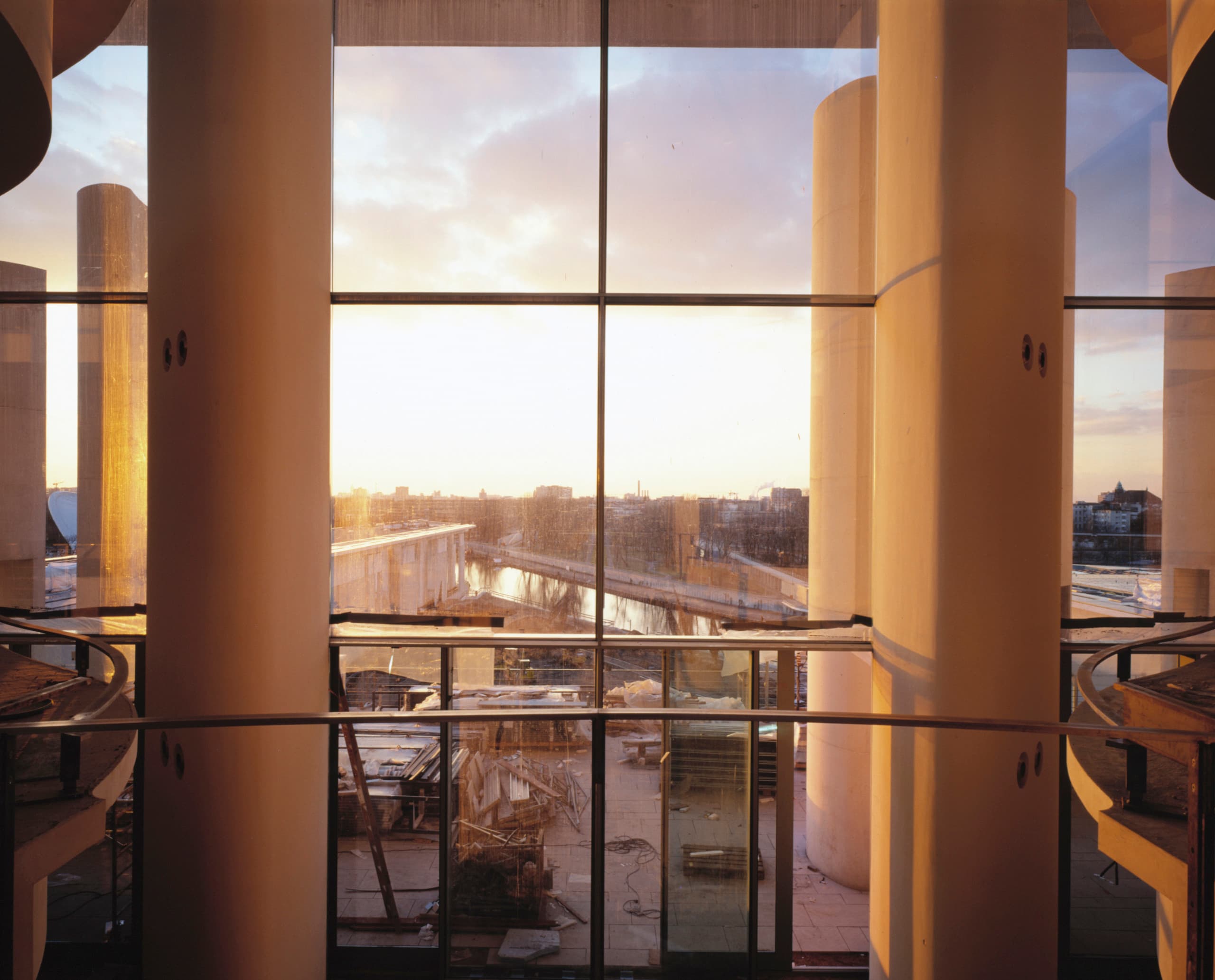 Blick aus dem Bundeskanzleramt Berlin auf die Stadt bei Sonnenuntergang, Lichtdesign von ERCO.
