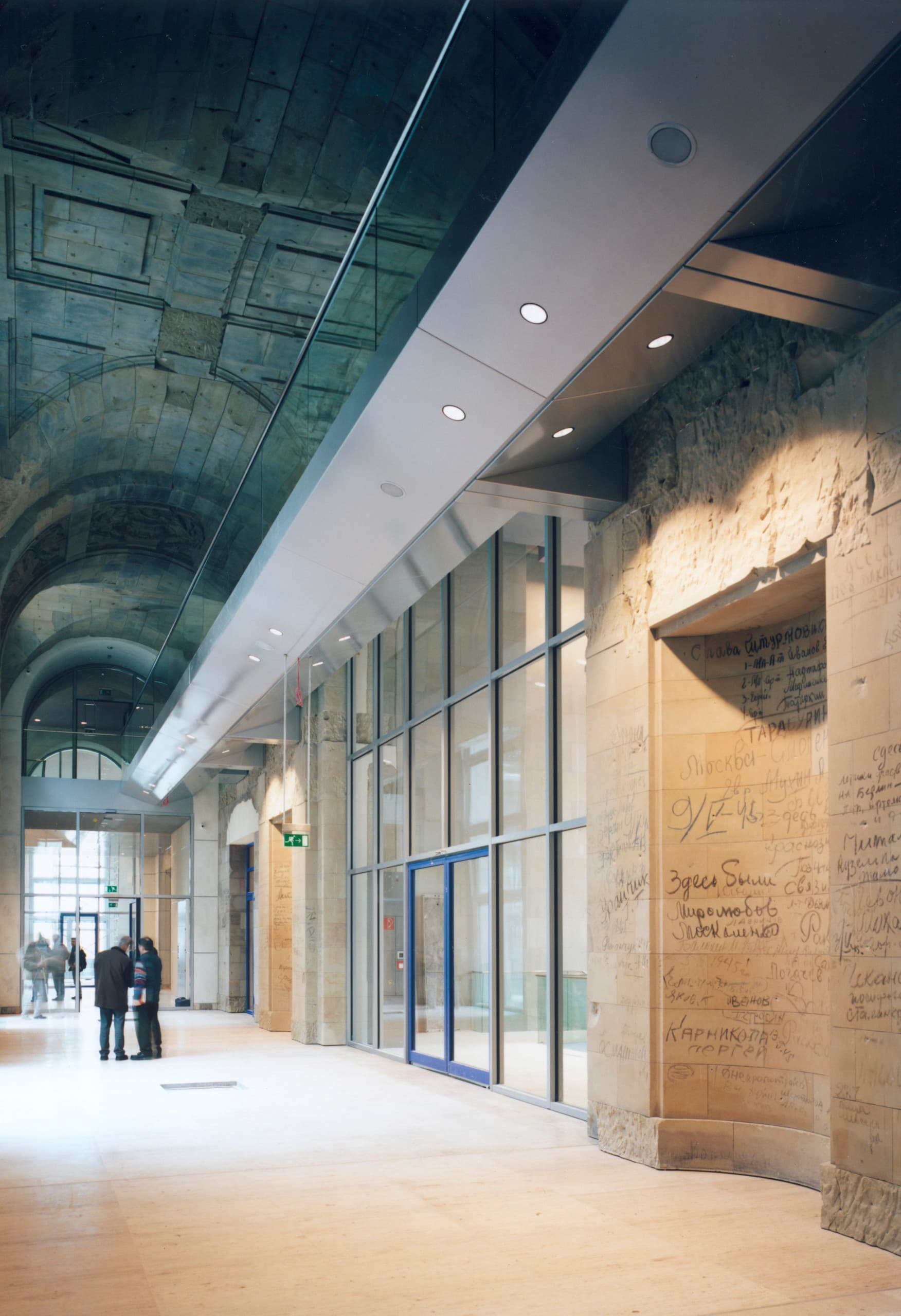 Innenansicht des Reichstagsgebäudes mit ERCO LED-Beleuchtung, die historische Architektur hervorhebt.