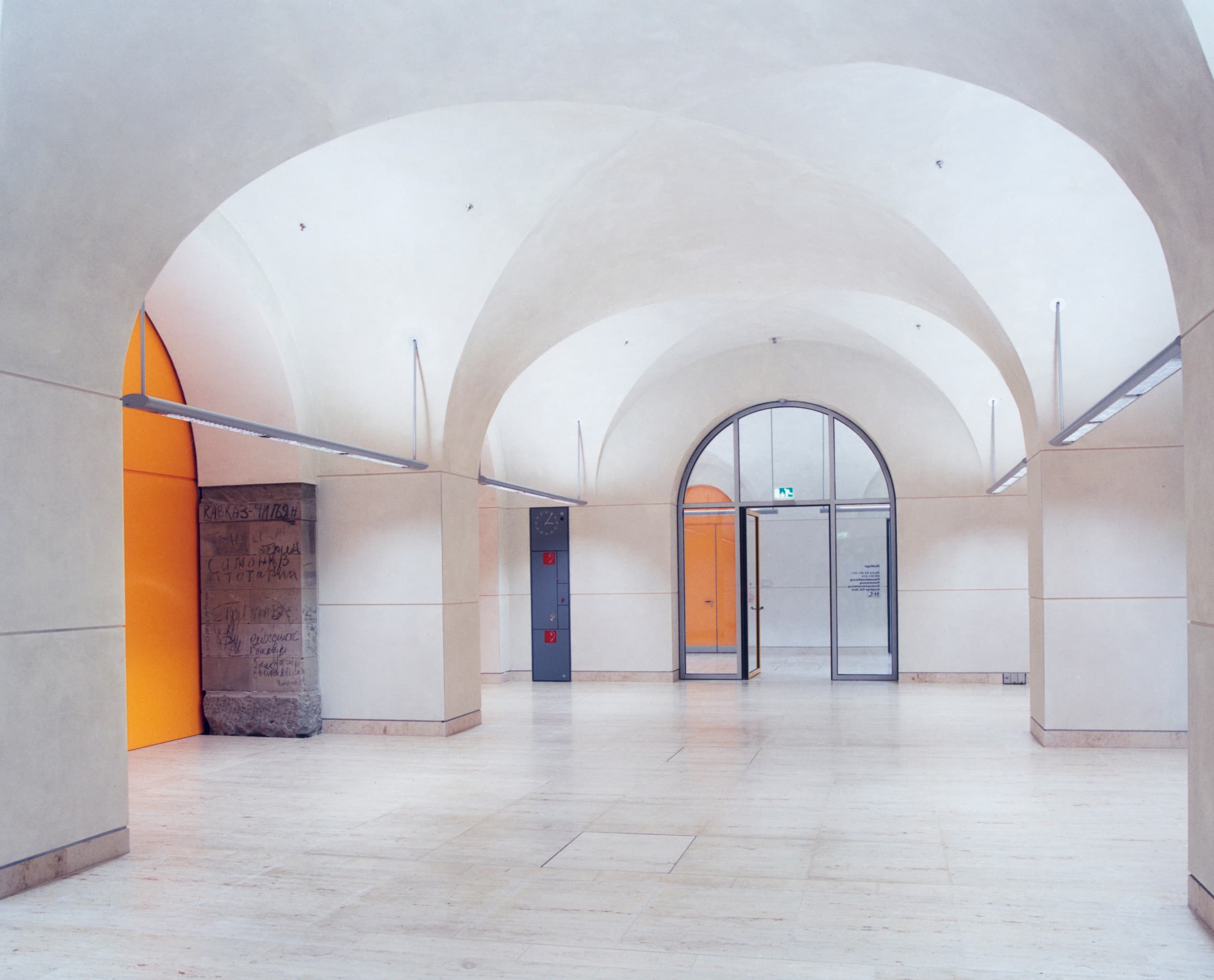 Innenraum des Reichstags mit Beleuchtung von ERCO, die die Architektur hervorhebt.