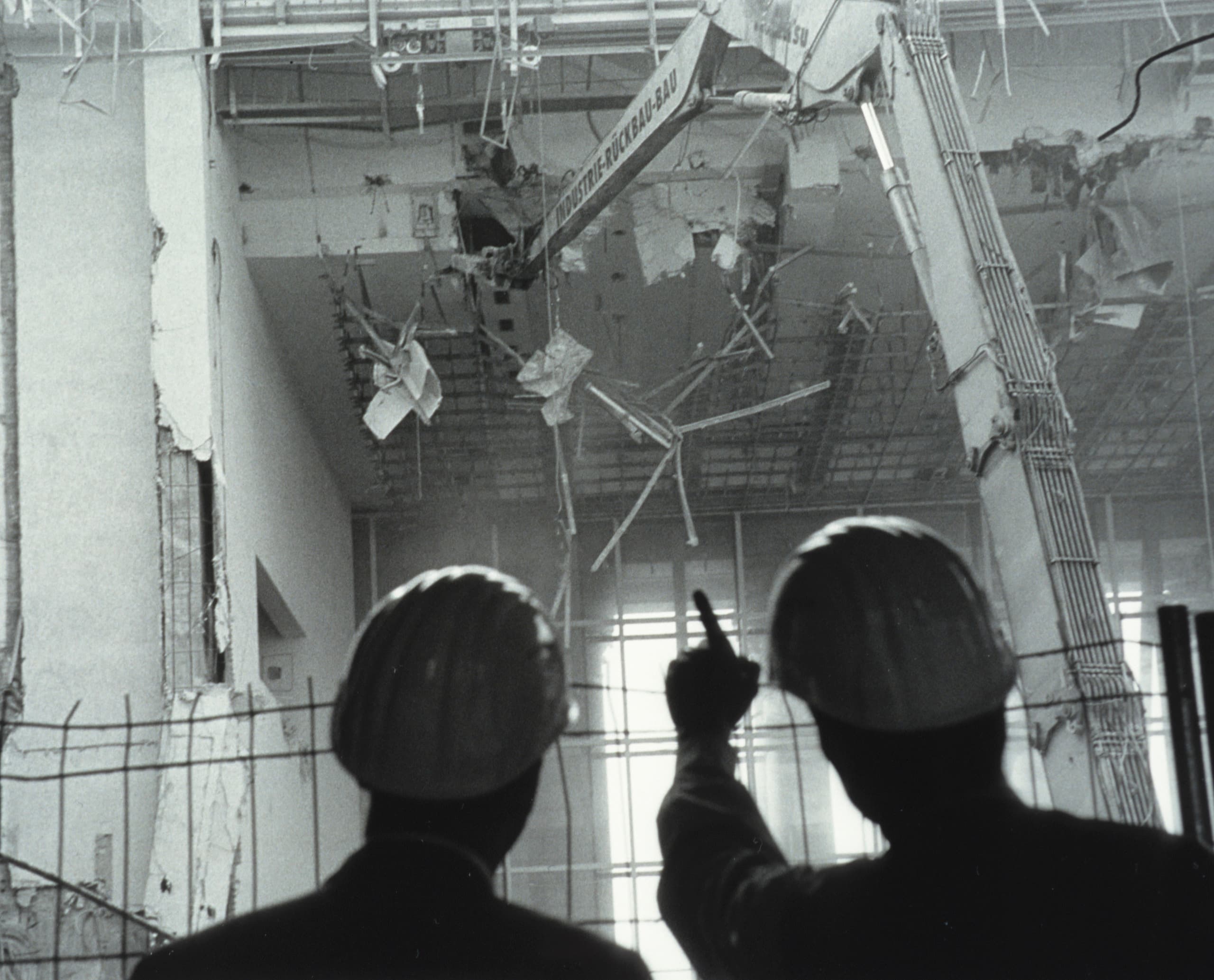 Bauarbeiter beobachten den Abriss im Reichstagsgebäude, ein ERCO Projekt.