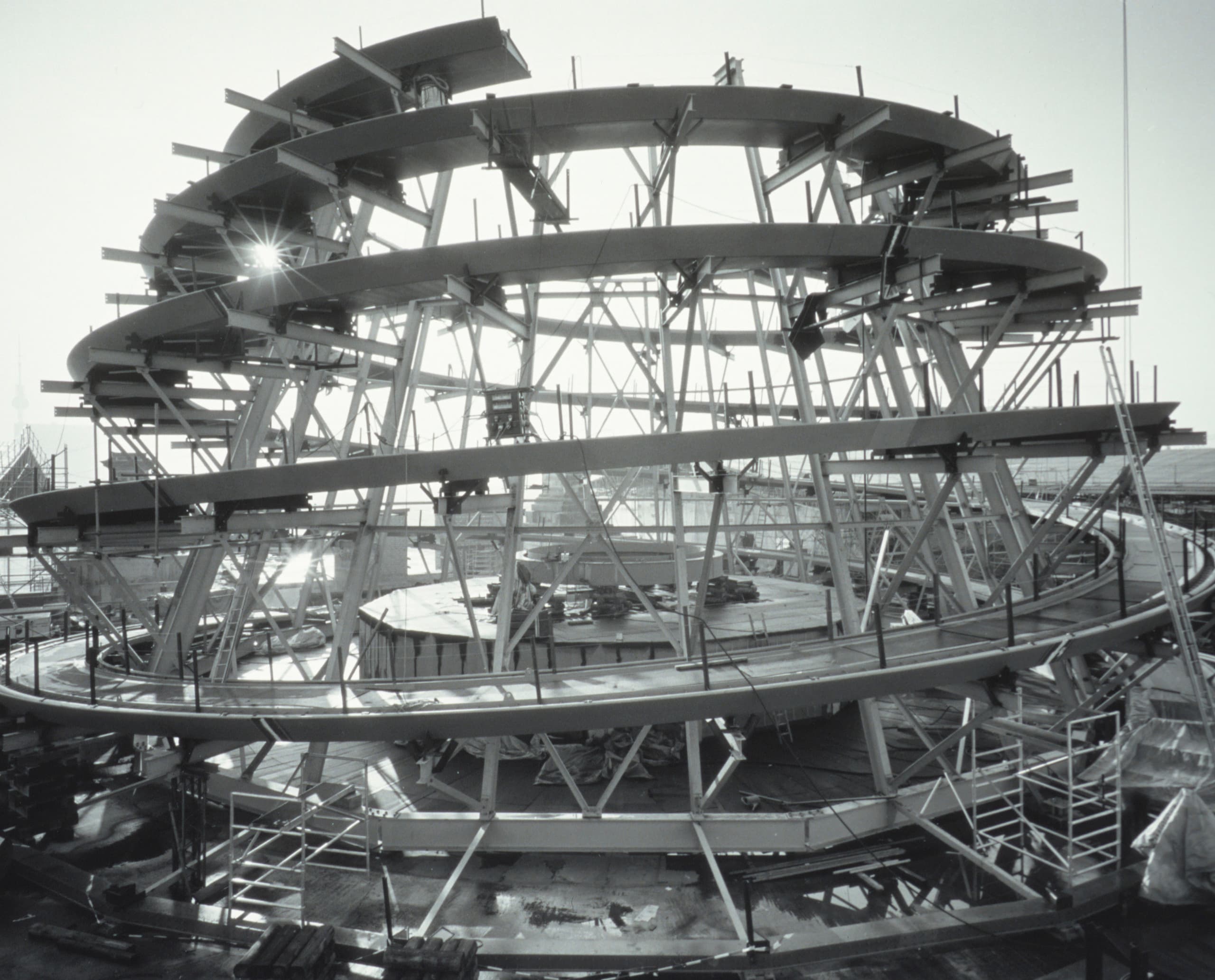Reichstagsgebäude Kuppel im Bau, Berlin. Stahlkonstruktion mit spiralförmigem Design.