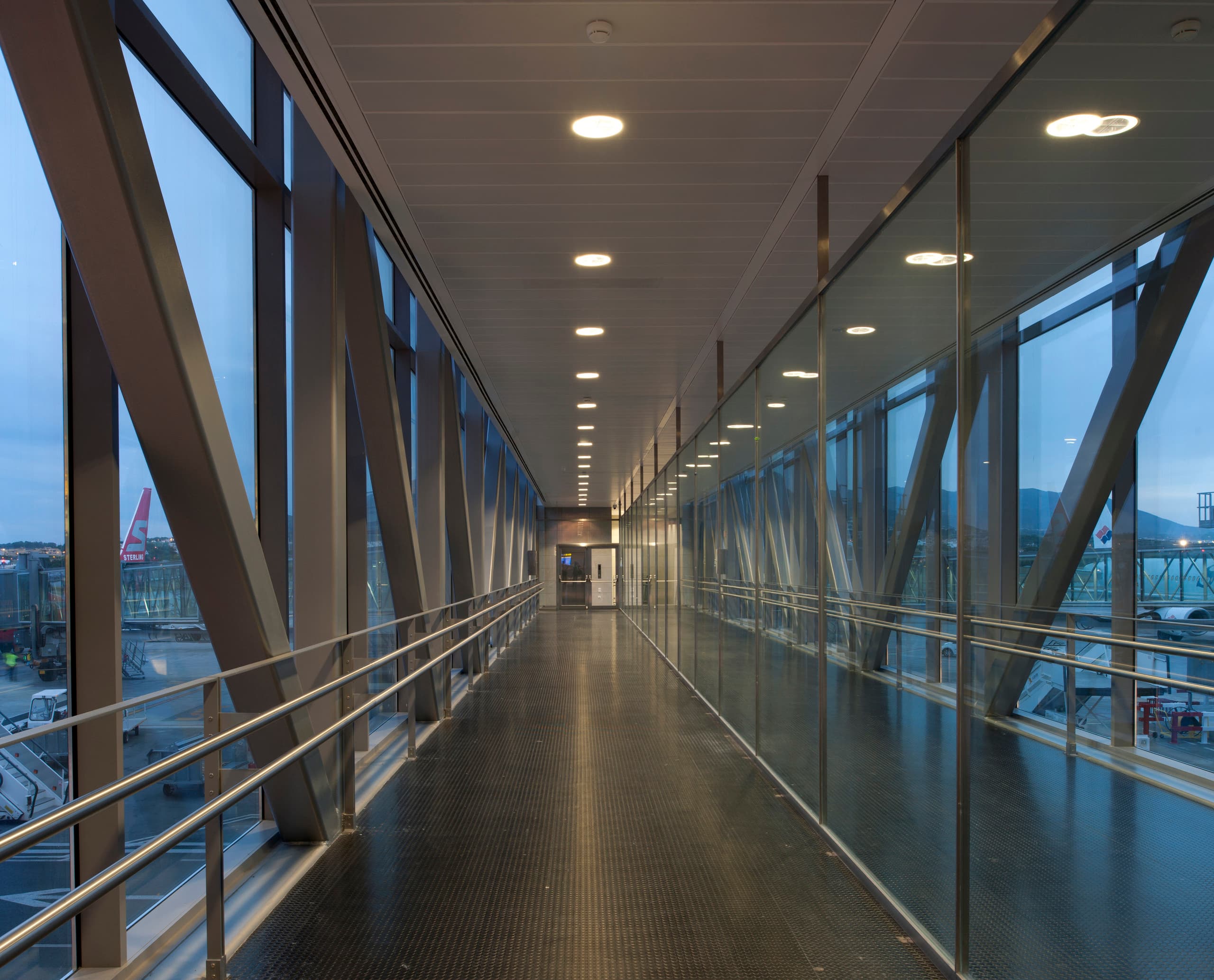 Flughafen Málaga Terminal 3: Lichtstarke Downlights für effiziente Beleuchtung.