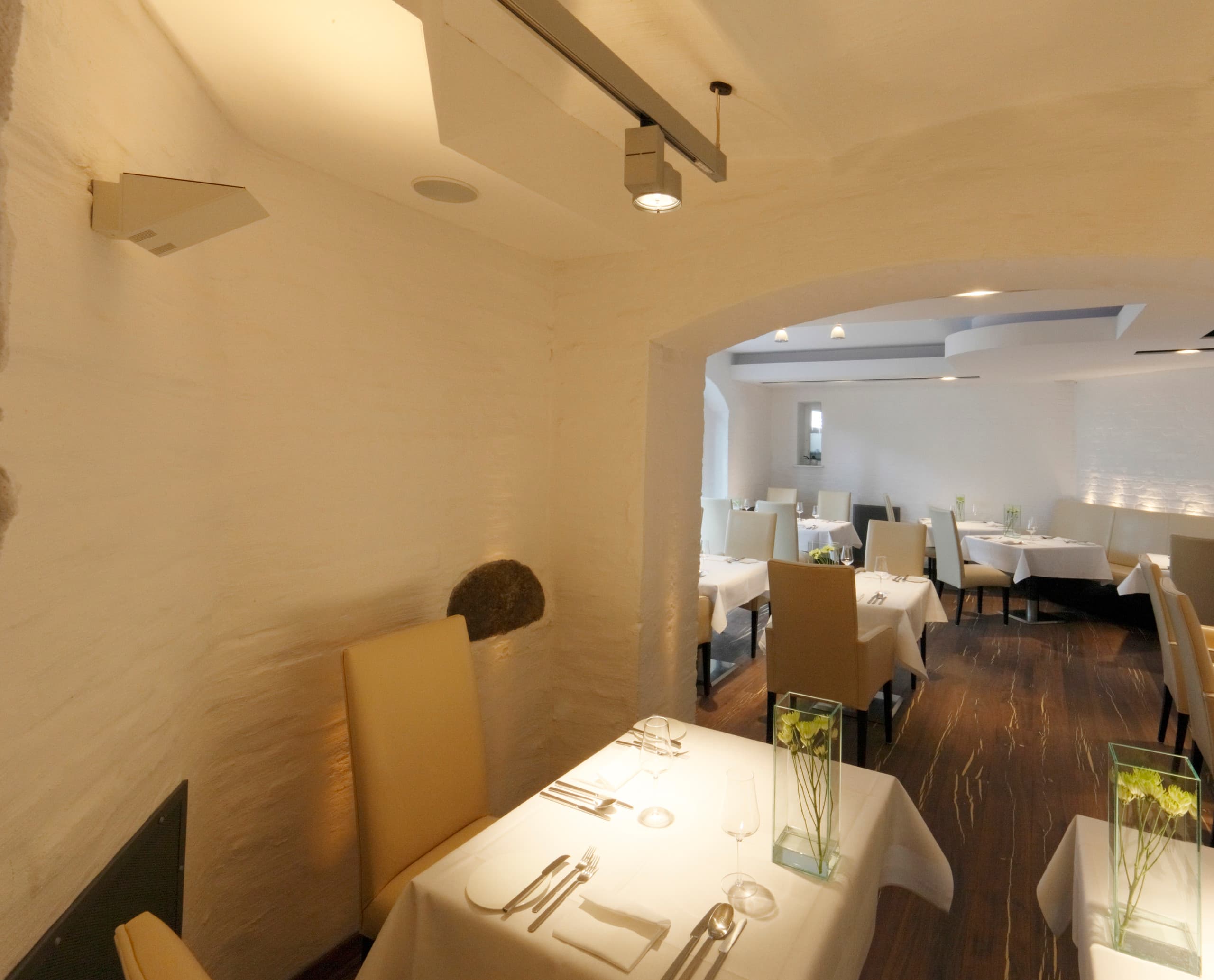 Hotel Nixe Restaurant mit ERCO Starpoint Downlights und Optec Strahlern für stimmungsvolle Beleuchtung.
