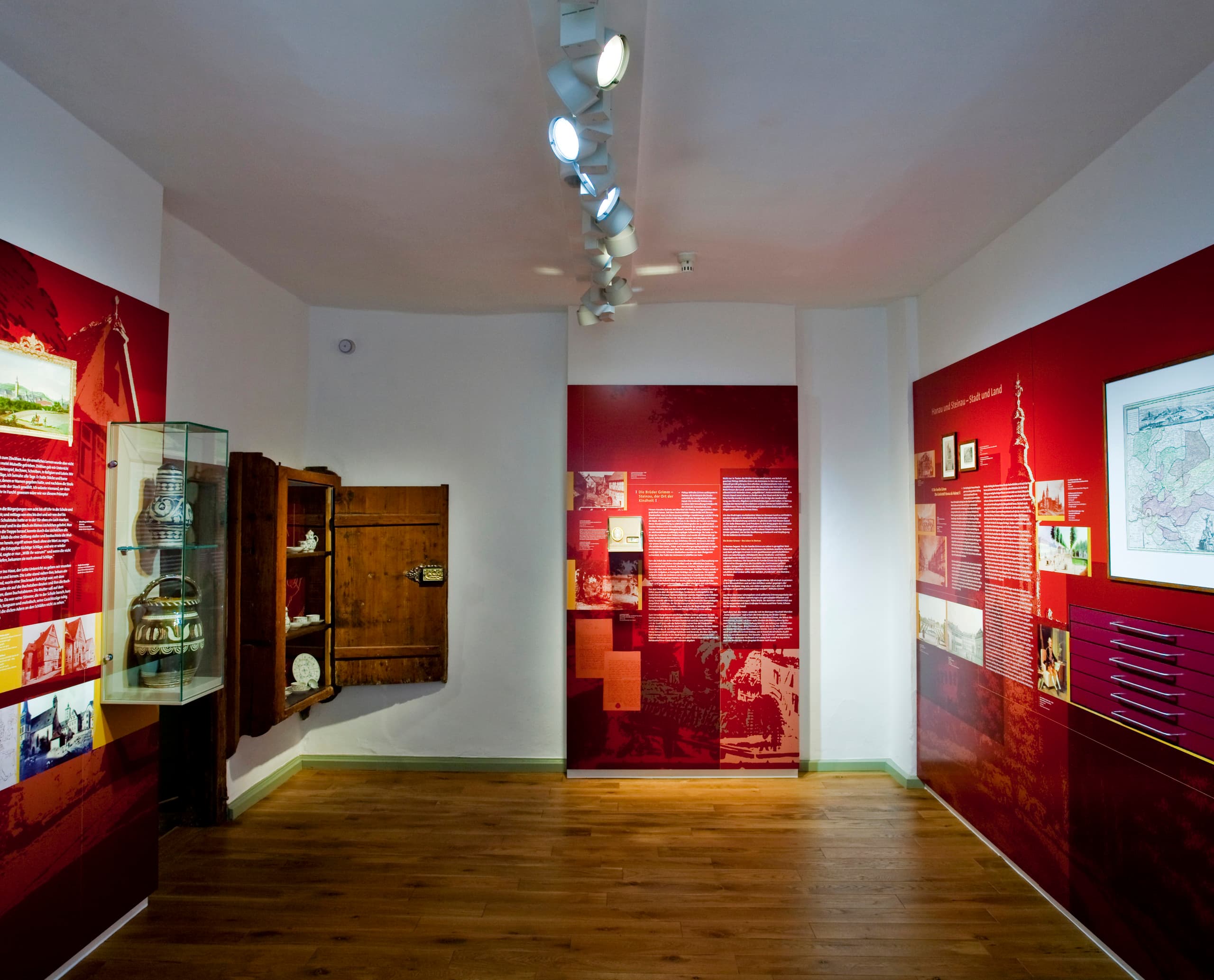 Innenraum des Grimm-Brüder-Haus Museums mit Optec LED Strahlern, die Exponate beleuchten.