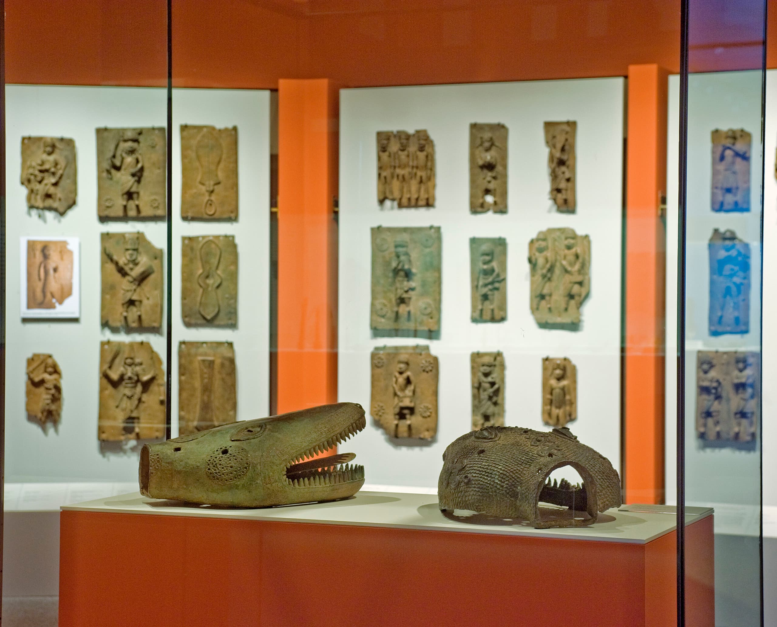Ethnologische Museumsausstellung mit afrikanischer Kunst, beleuchtet mit ERCO Optec LED Strahlern.