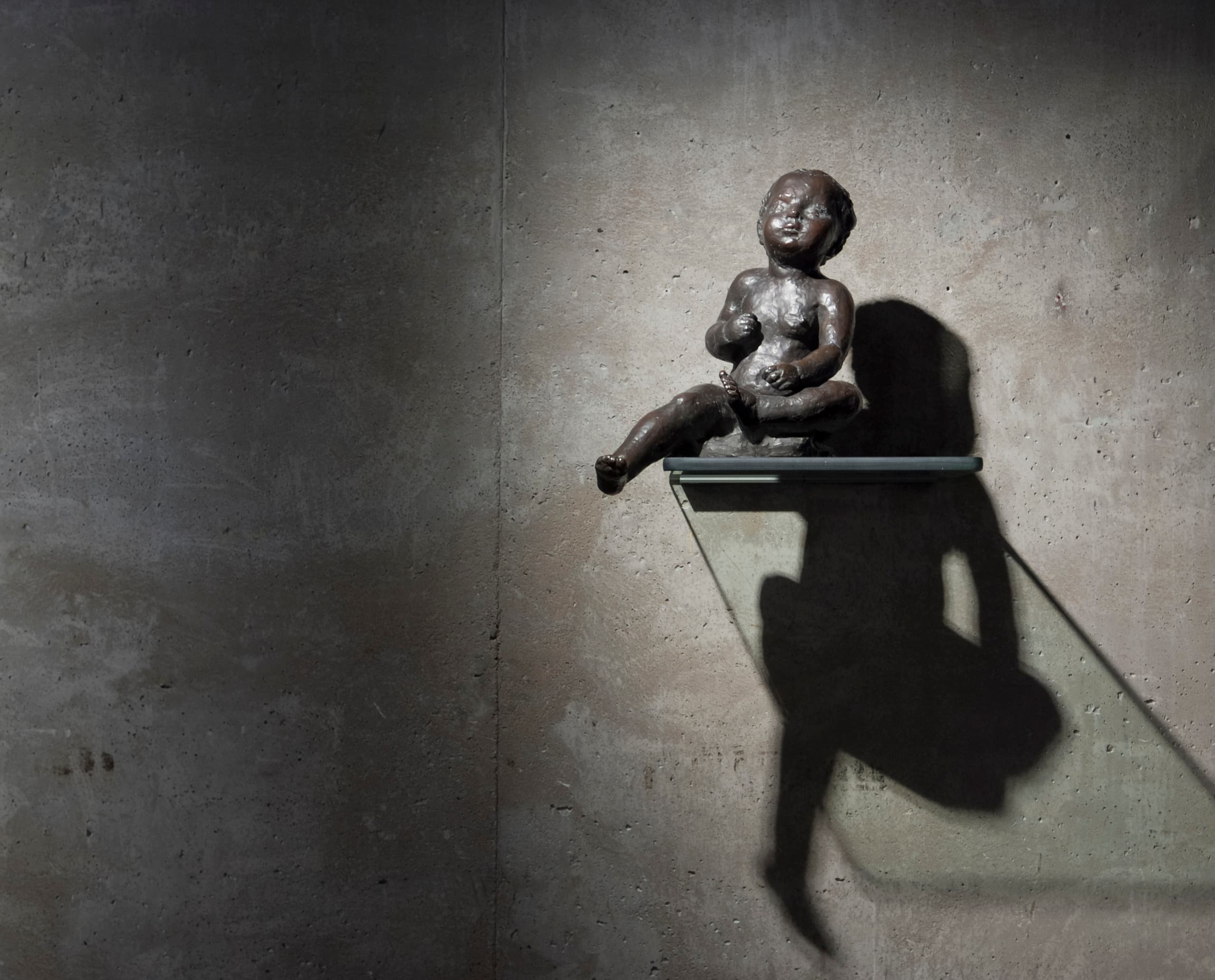 Bronzeskulptur eines Kindes, beleuchtet von ERCO Optec LED Strahlern im Lehmbruck-Museum.