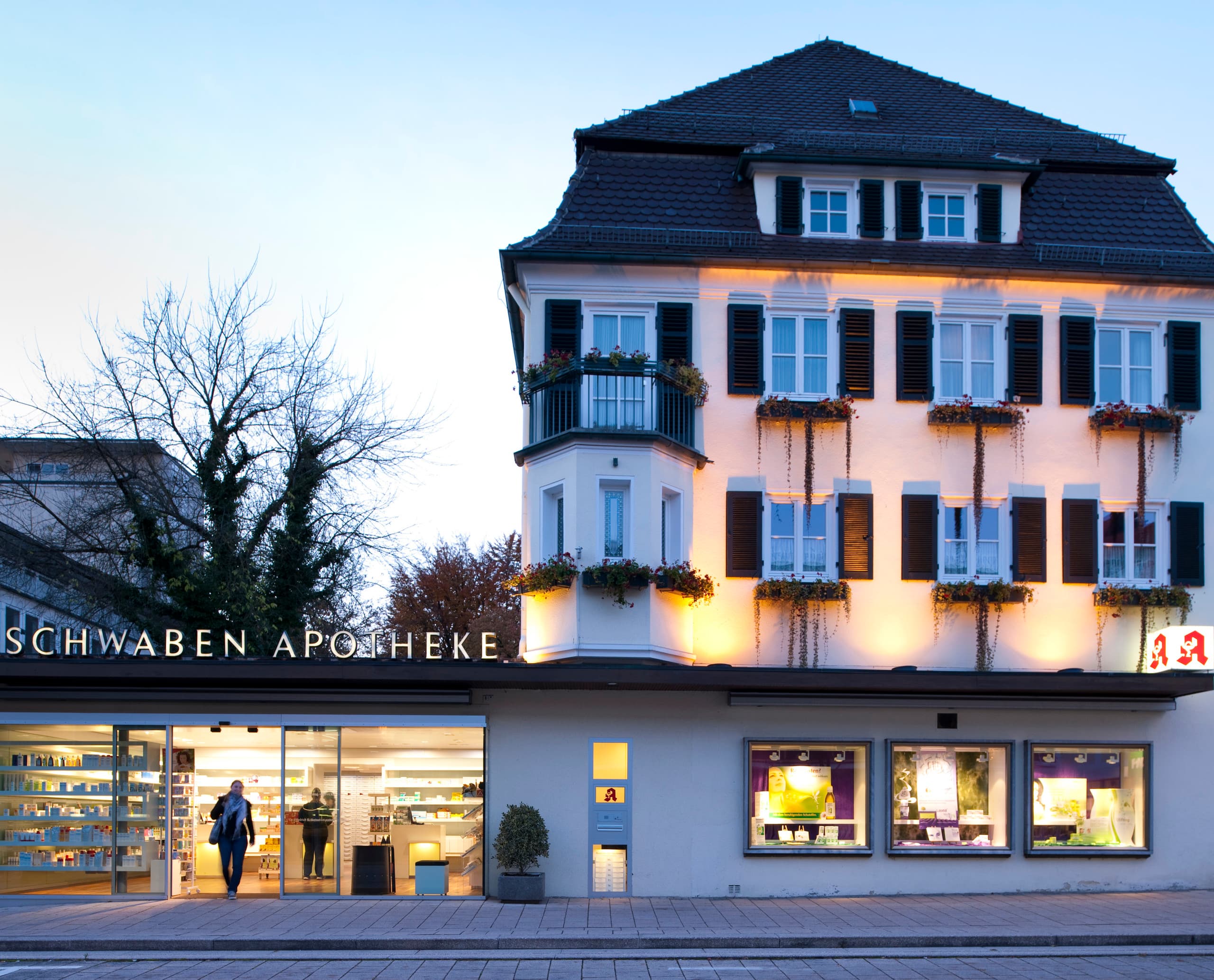 Beleuchtete 'Sieben Schwaben' Apotheke mit ERCO Lichtsystem DALI für effiziente vertikale Beleuchtung und Farbeffekte.