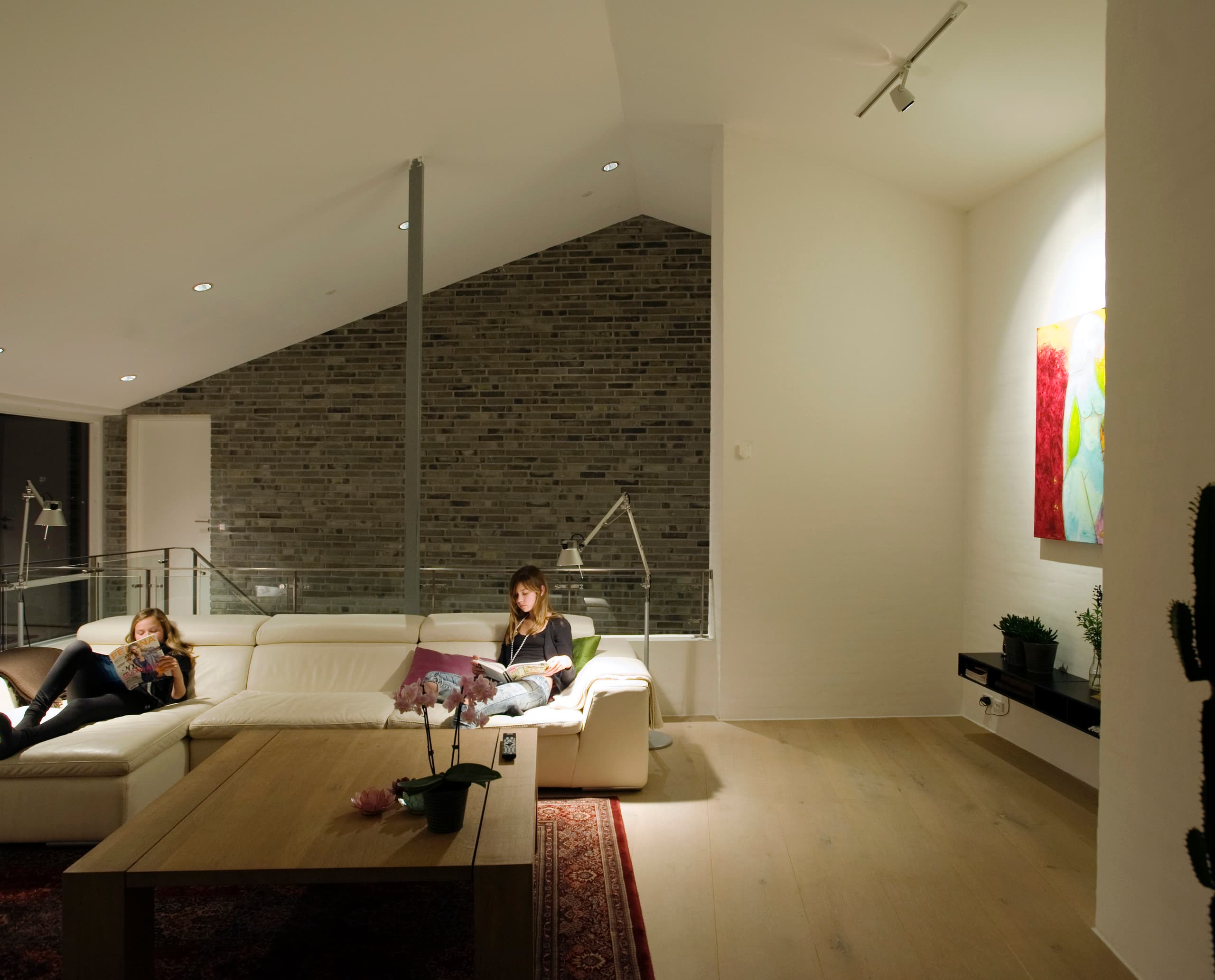 LED-Lichtpunkte entlang der Treppe in einem Wohnhaus in Humlebaek schaffen eine optische Verbindung.