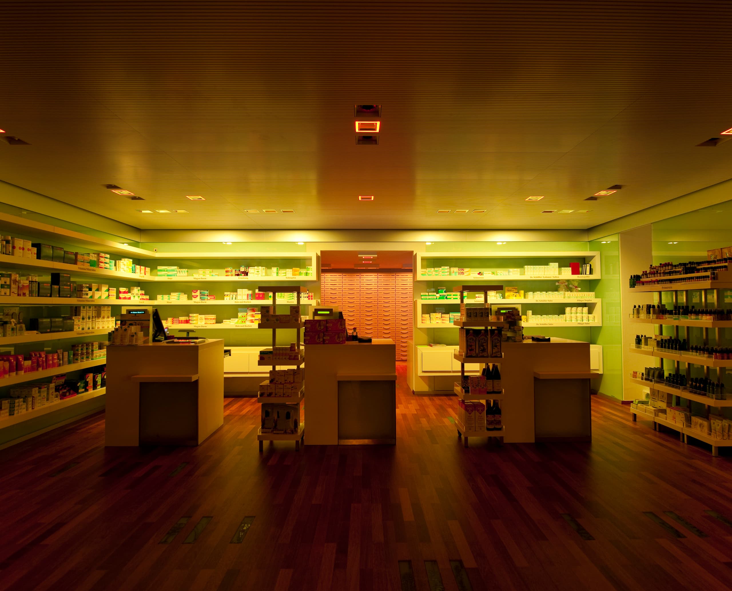 Innenansicht der Apotheke 'Sieben Schwaben' mit ERCO Quintessence Beleuchtung für visuellen Komfort.