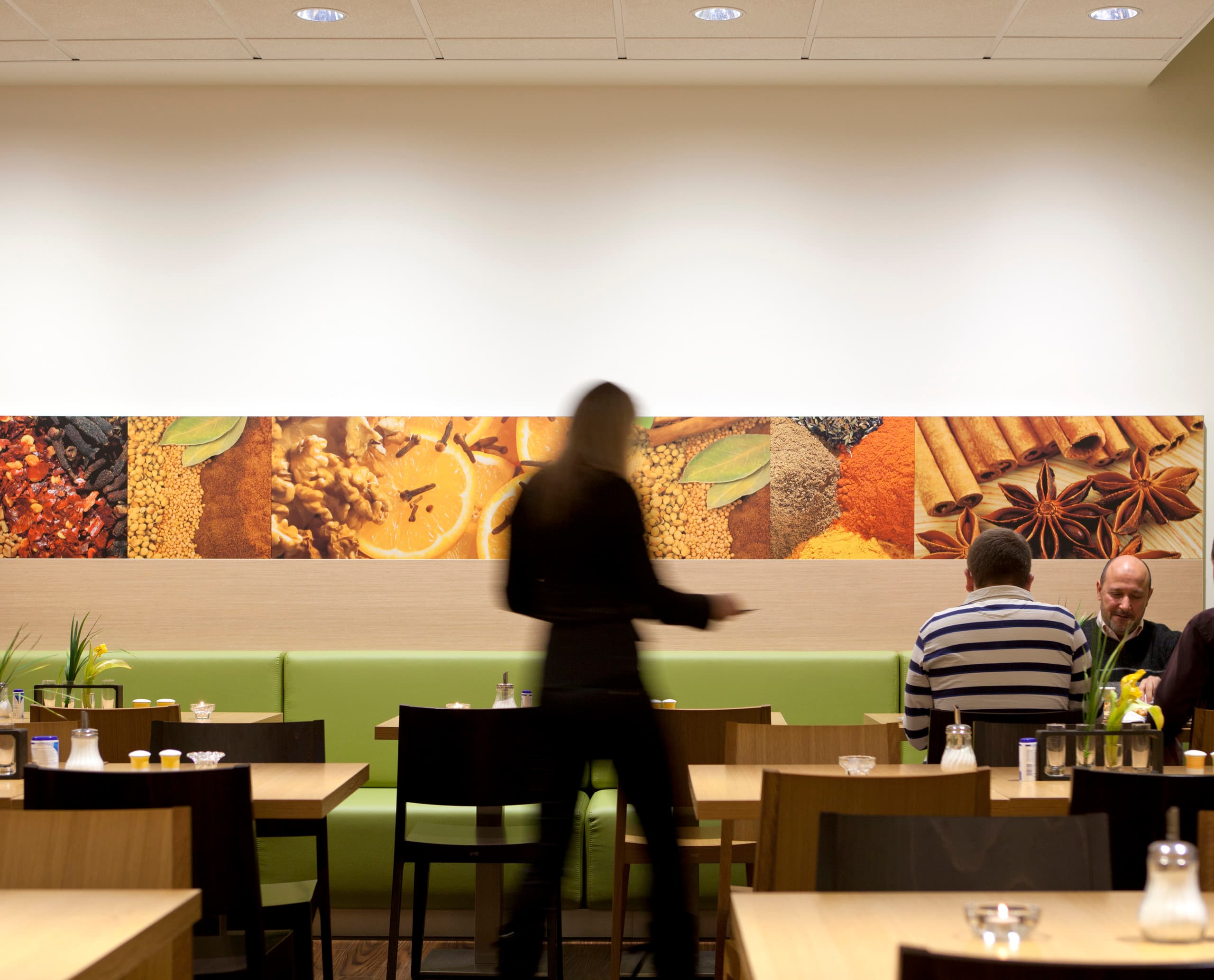 Ibis Hotel Aachen Restaurant mit LED Wallwasher für angenehme Atmosphäre.