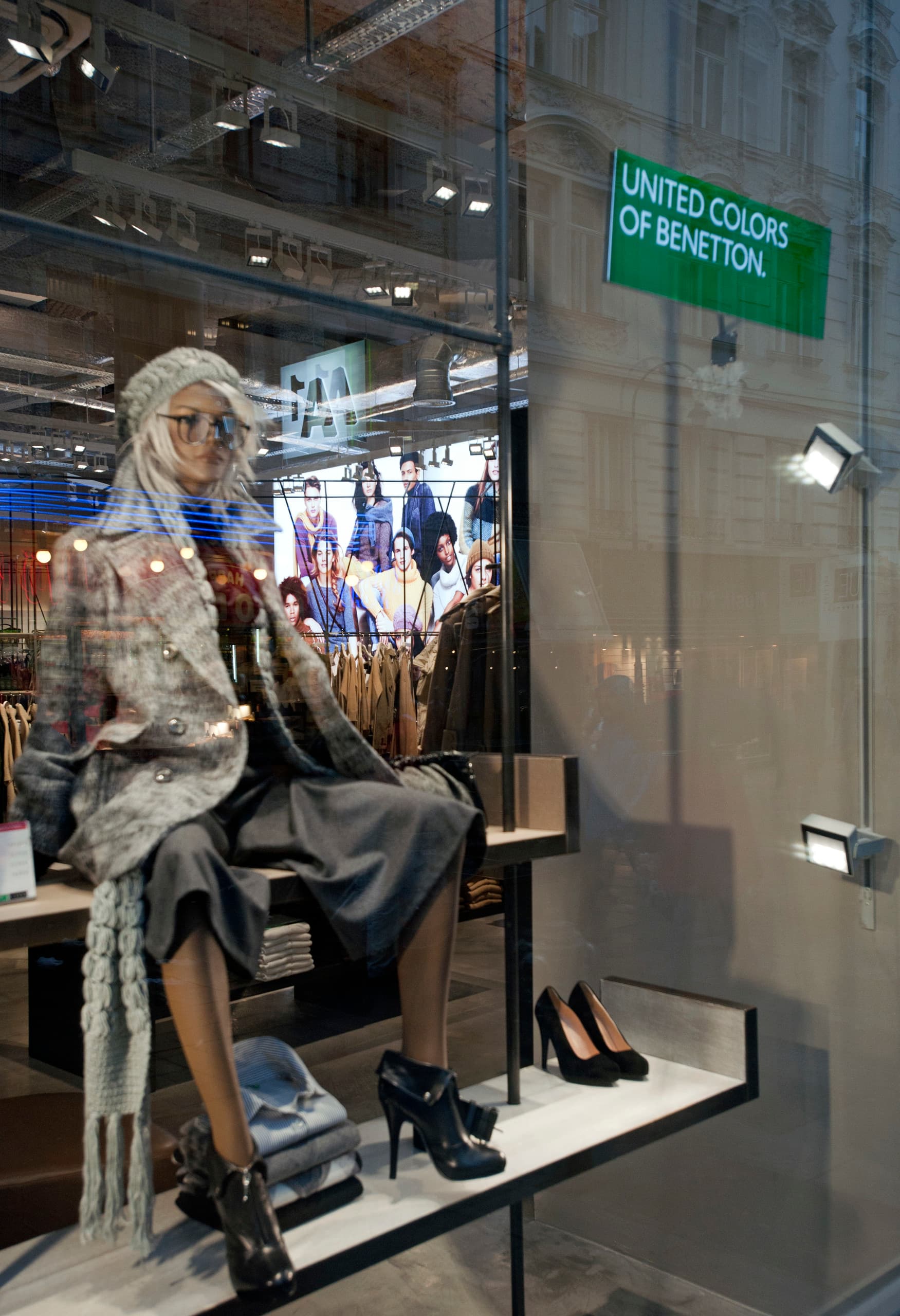 Benetton Schaufensterpuppe mit ERCO LED-Beleuchtung in der Kärntner Straße, Wien.