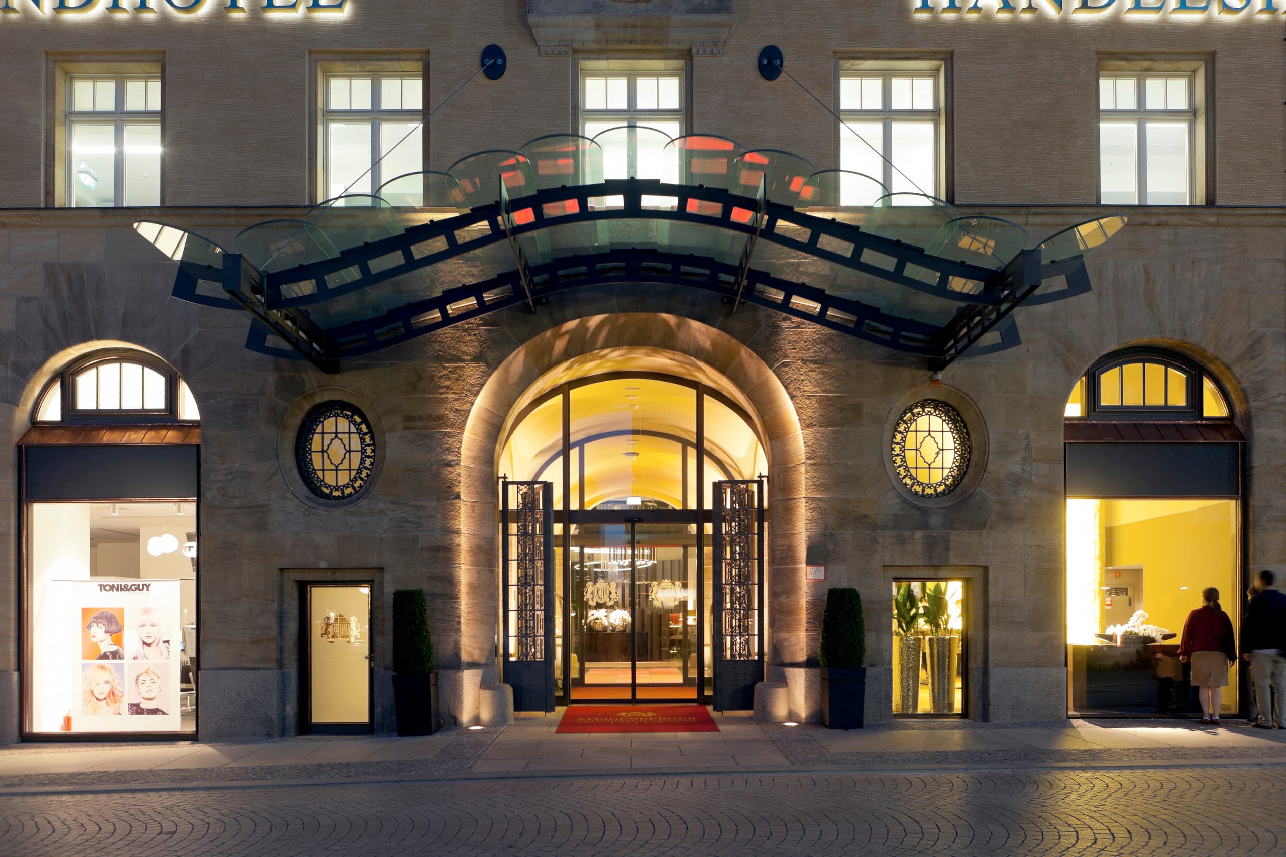 Eingang des Steigenberger Grandhotel Handelshof in Leipzig, beleuchtet mit ERCO Lichtwerkzeugen.