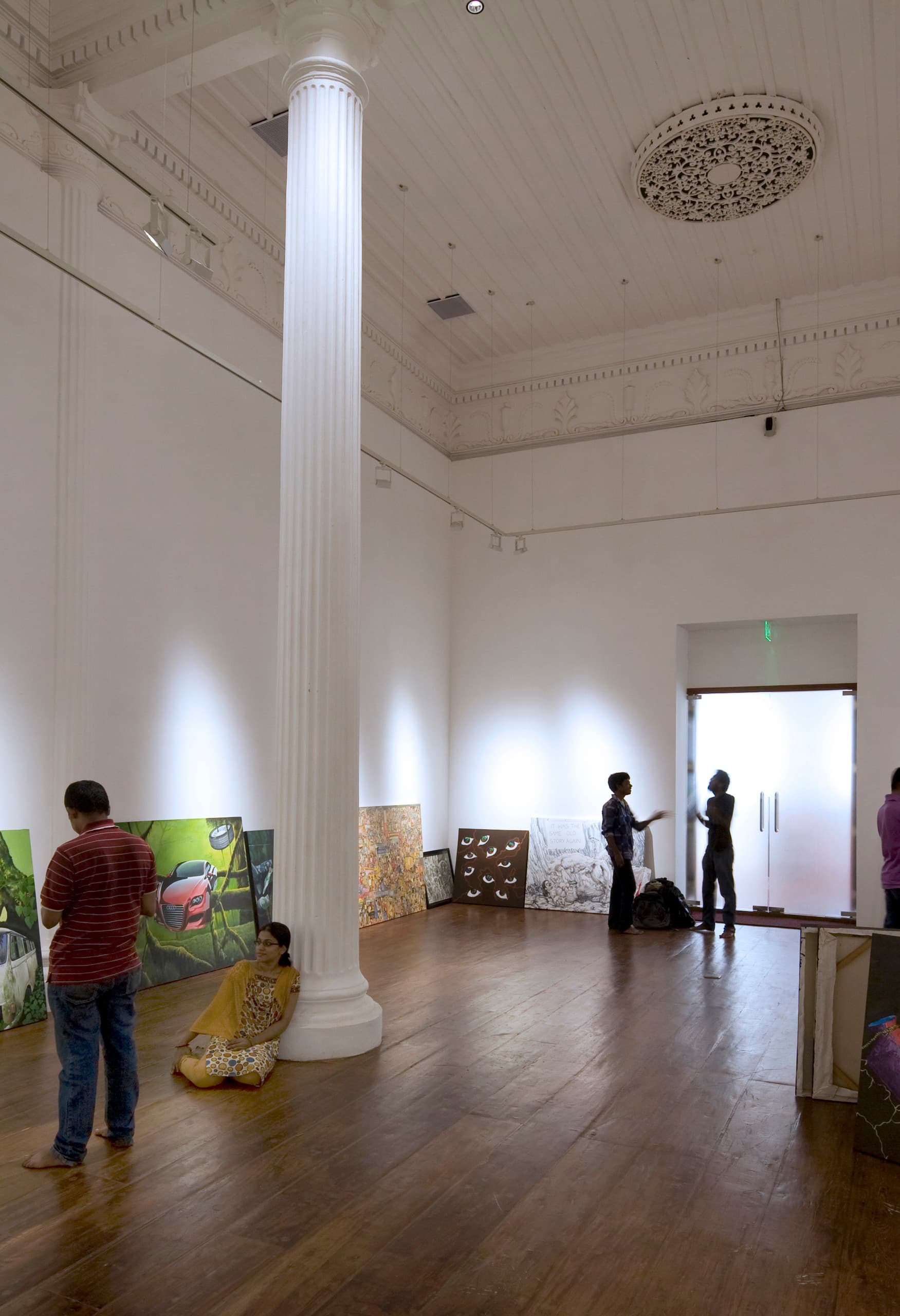 Durbar Hall, Kochi Biennale, beleuchtet mit Logotec LED Strahlern von ERCO.