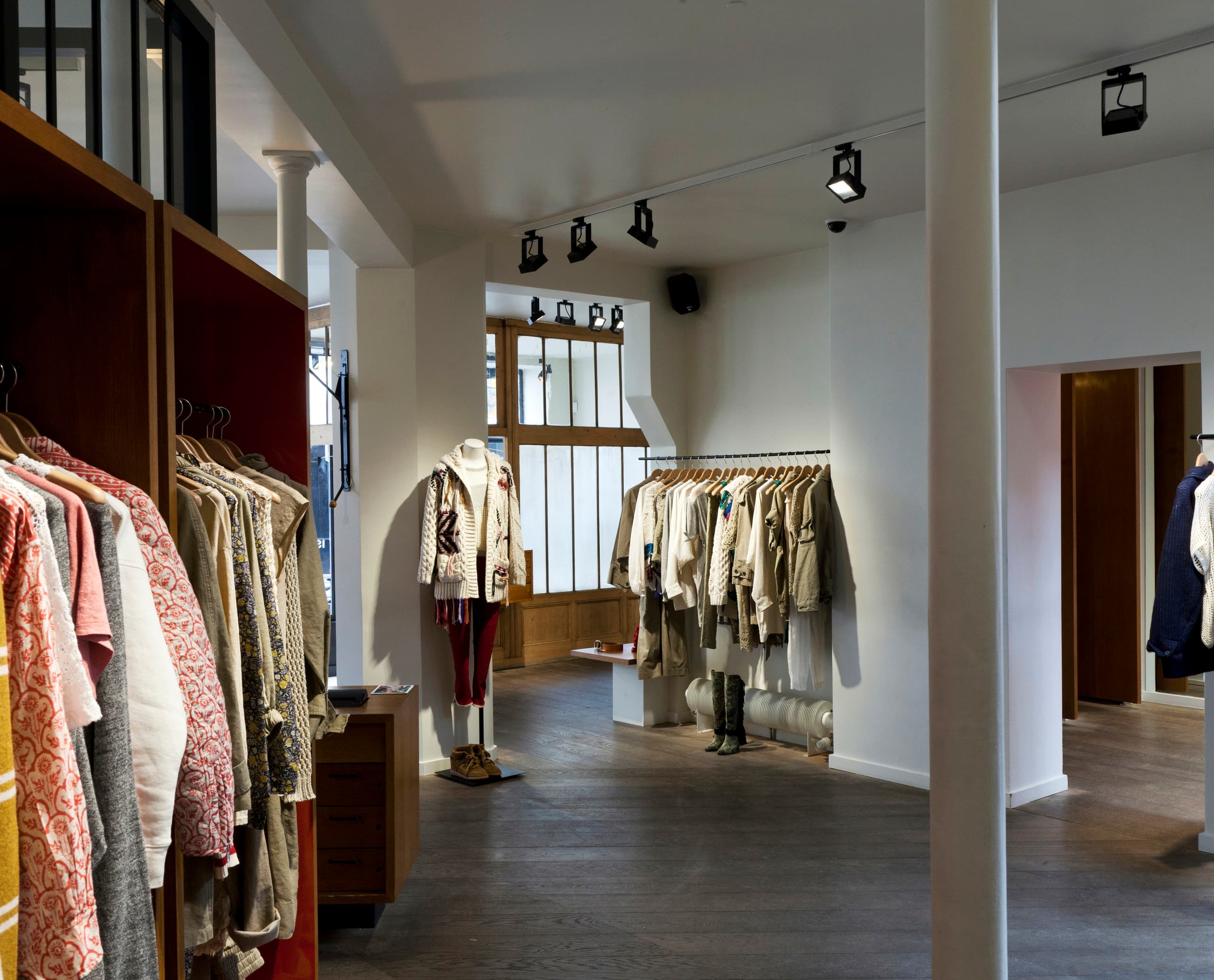 ERCO LED-Strahler beleuchten eine Modeboutique in Paris und setzen Kleidung dynamisch in Szene.