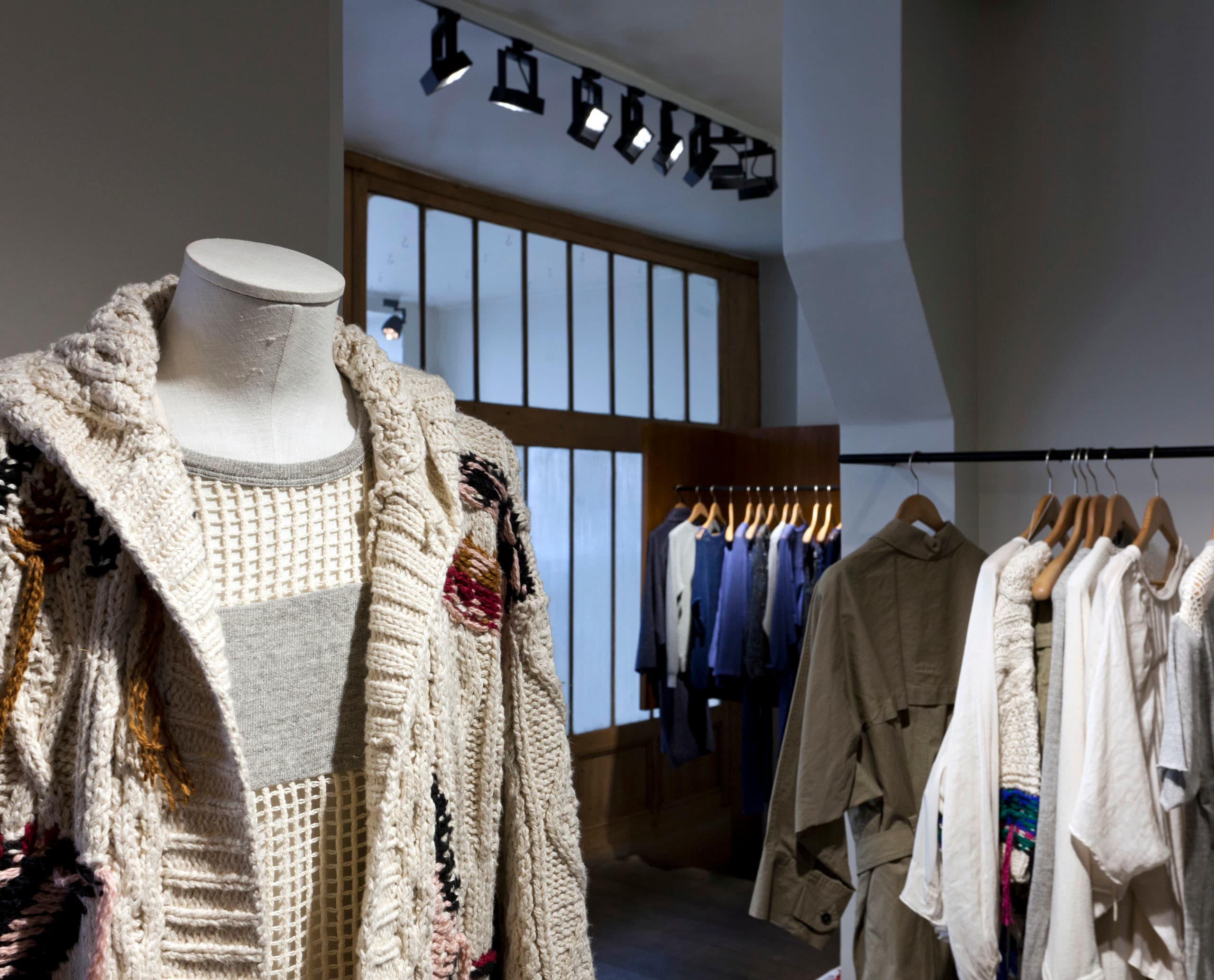 Modische Strickjacke auf Schneiderpuppe in Pariser Boutique, beleuchtet mit ERCO LED-Strahlern.