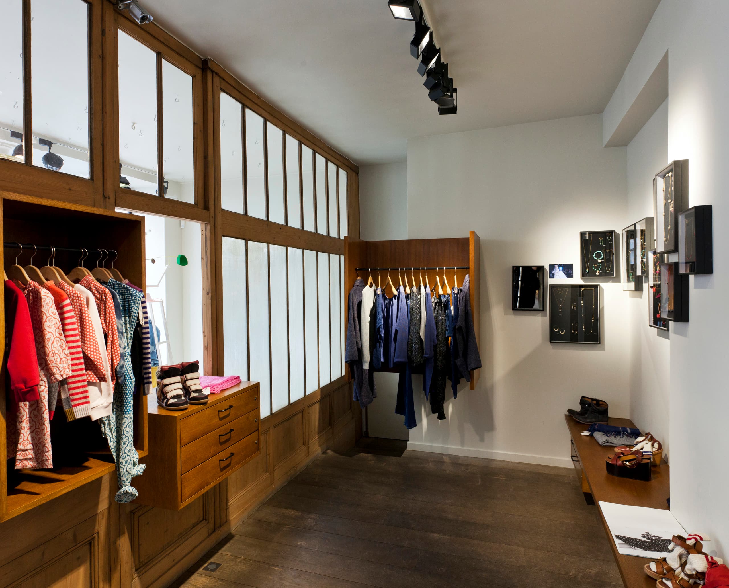 Moderne LED-Beleuchtung in einer Pariser Modeboutique mit ERCO Strahlern und Kleidung.