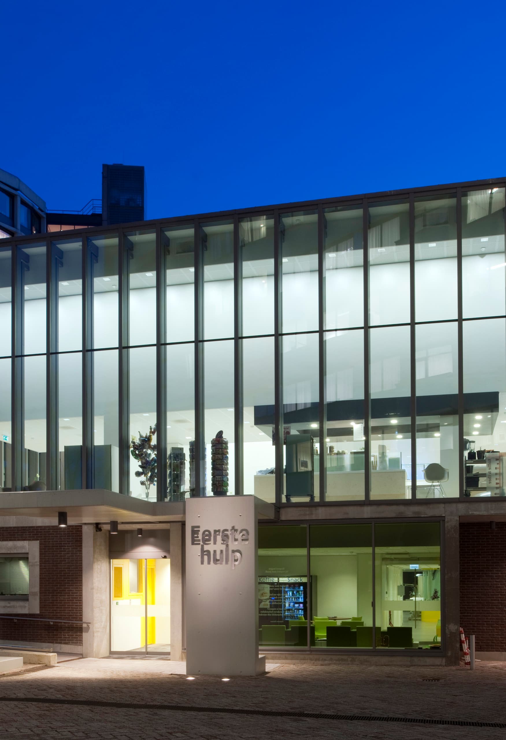 Ikazia Krankenhaus Eingangsbereich mit Quintessence LED Beleuchtung für freundlichen Empfang.