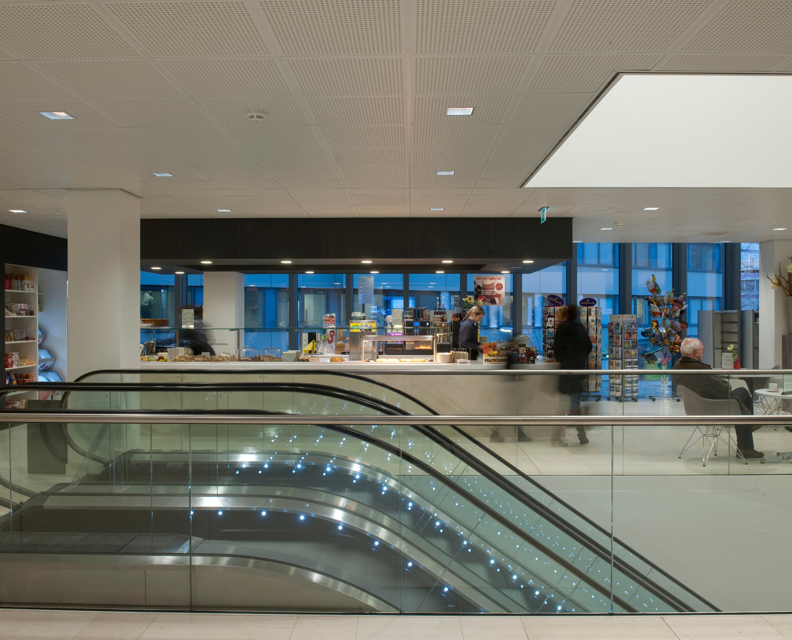 Ikazia Krankenhaus Eingangsbereich mit Quintessence LED Beleuchtung und Rolltreppe.