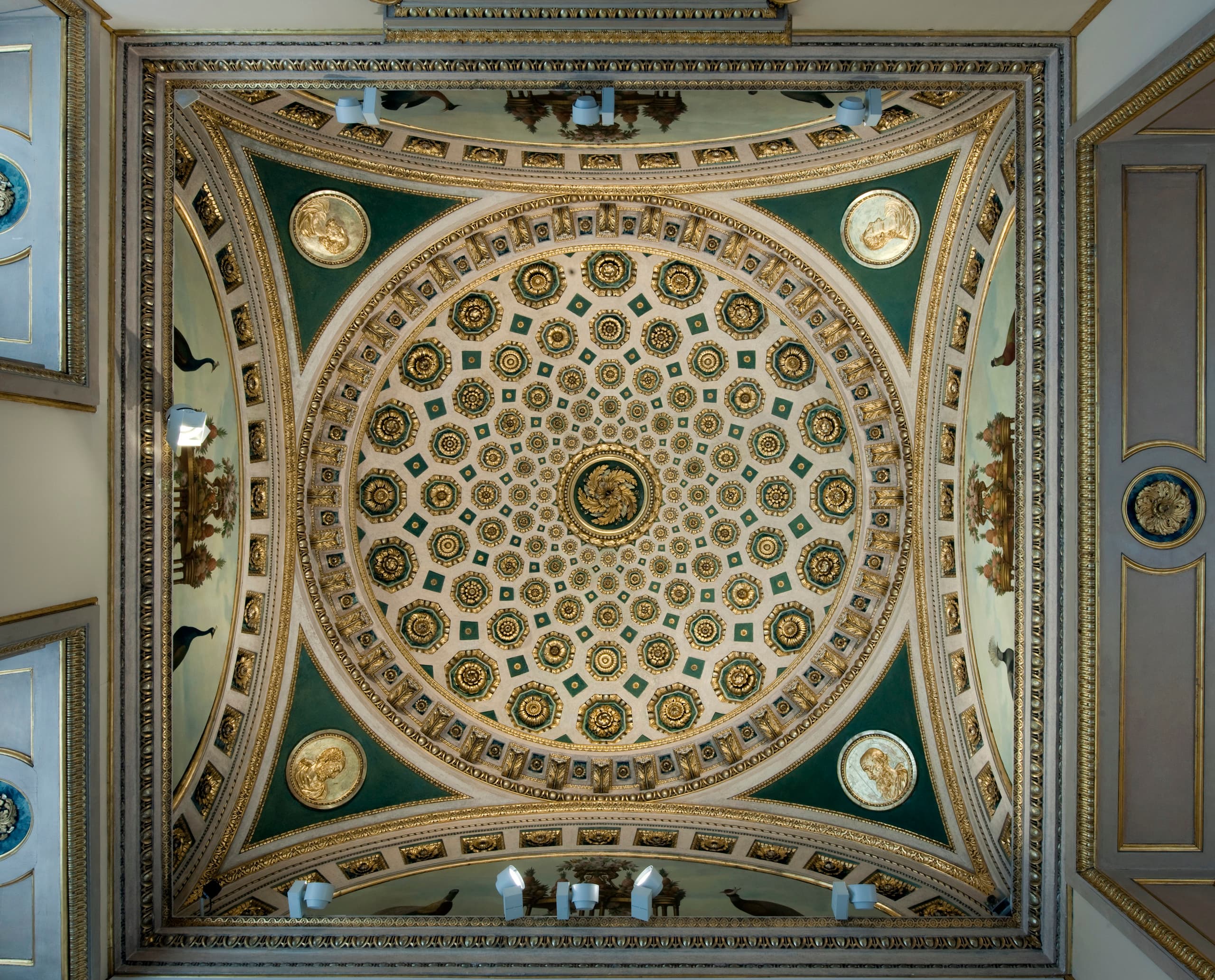 Detail der kunstvollen Decke in der Gallerie d’Italia, beleuchtet mit ERCO LED-Strahlern.