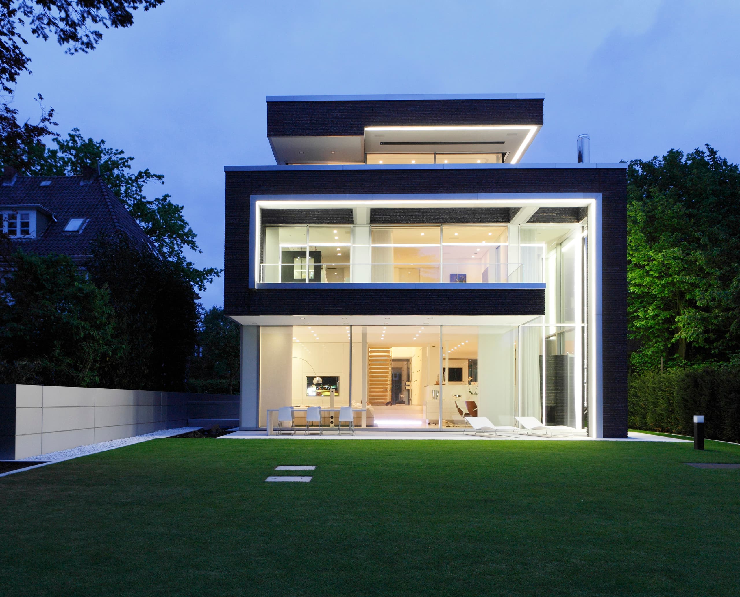 Villa Linari mit ERCO Licht: Fassadenbeleuchtung mit Quintessence Downlights und Wallwasher für höchste Lichtqualität.