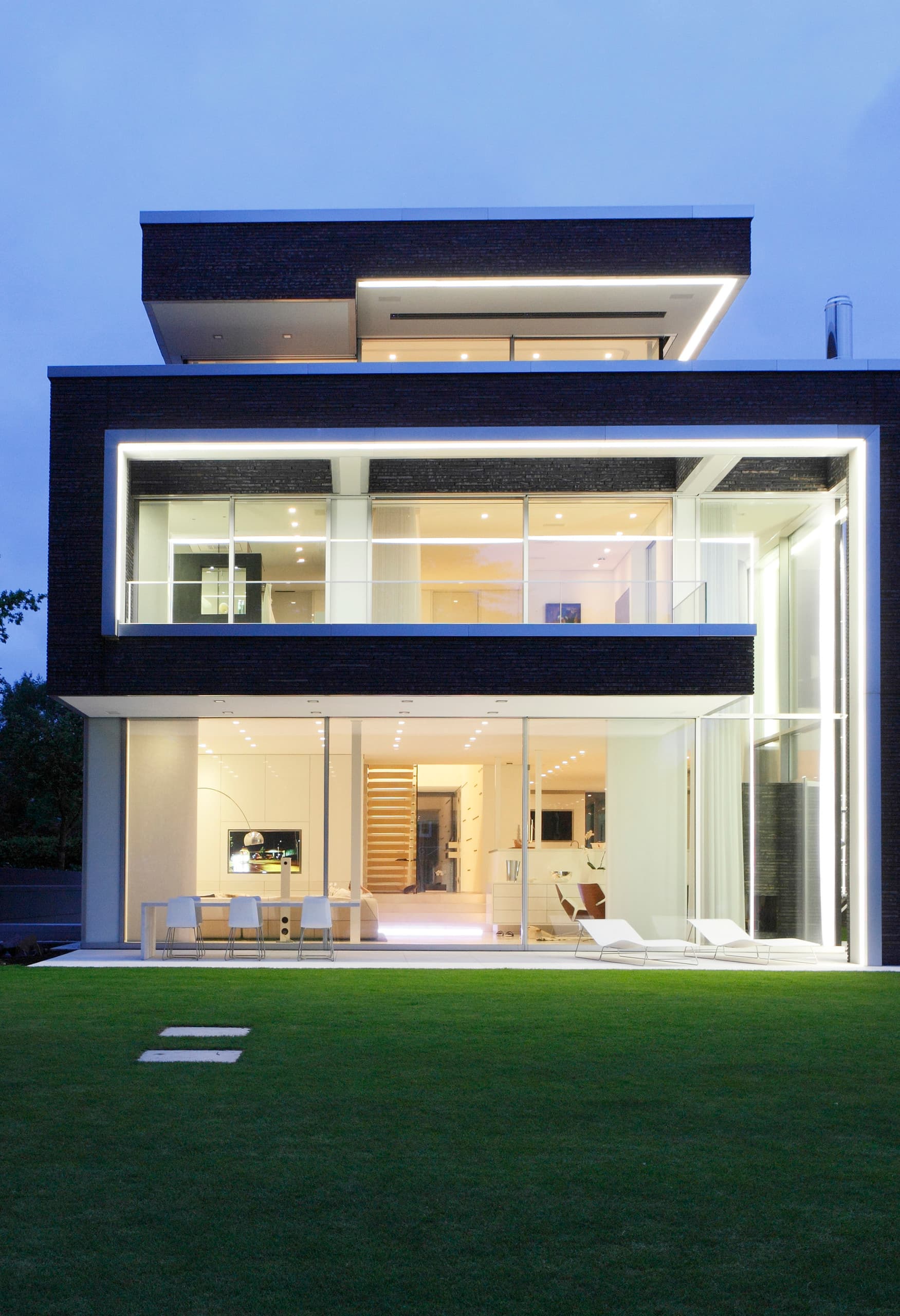 Villa Linari mit ERCO Licht: Fassadenbeleuchtung mit Quintessence Downlights und Wallwasher für höchste Lichtqualität.