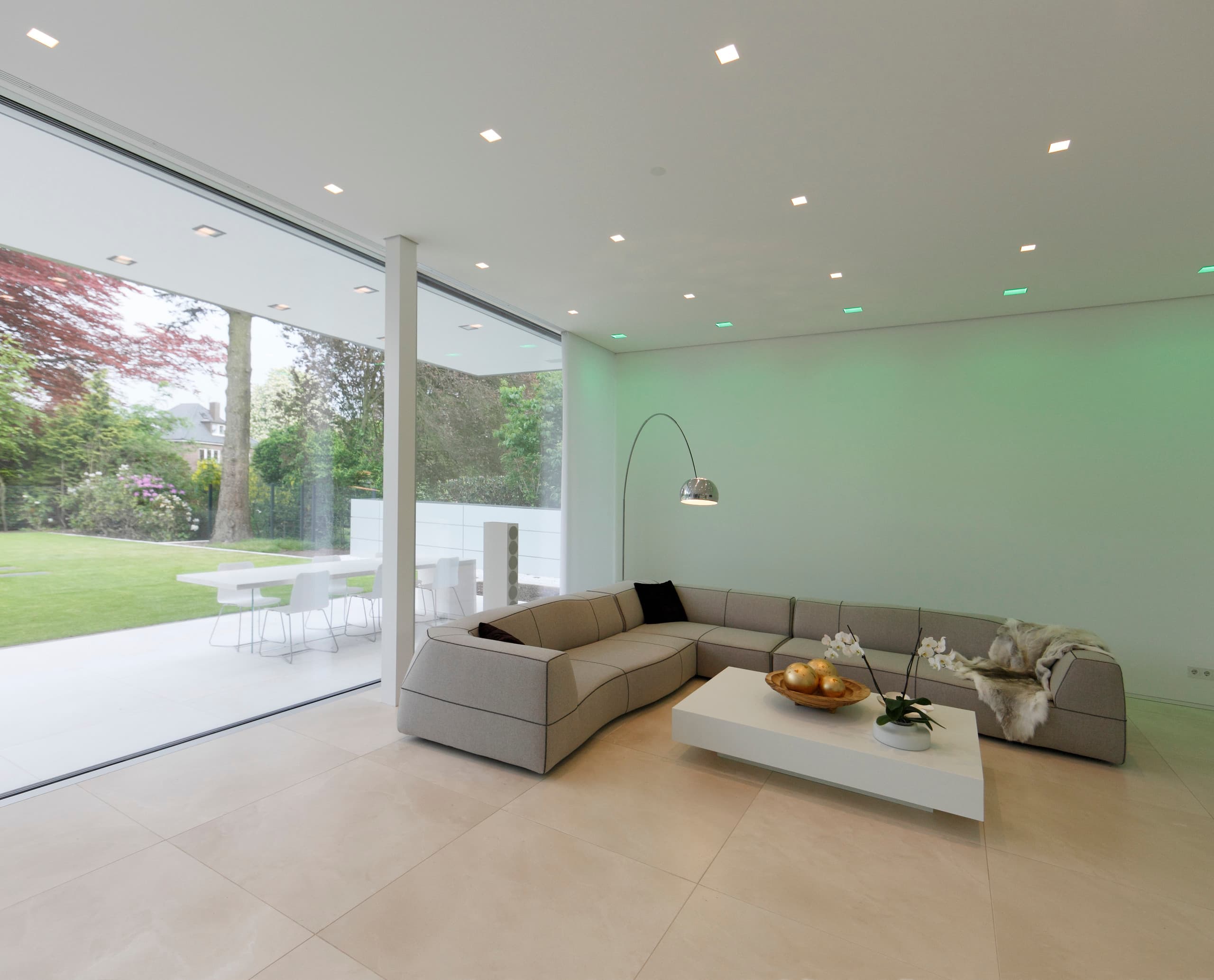 Villa Linari Wohnzimmer mit ERCO Quintessence Downlights für variable Lichtqualität.